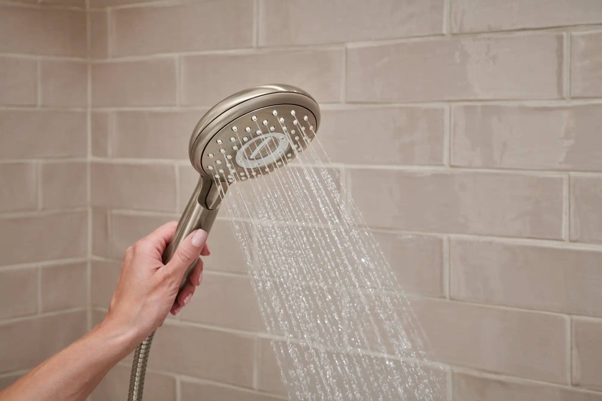 Spectra® - système de rail pour douchette à 4 jets filtrés // NICKEL BROSSÉ // 104693_L-9238749295_CDNwebp.webp