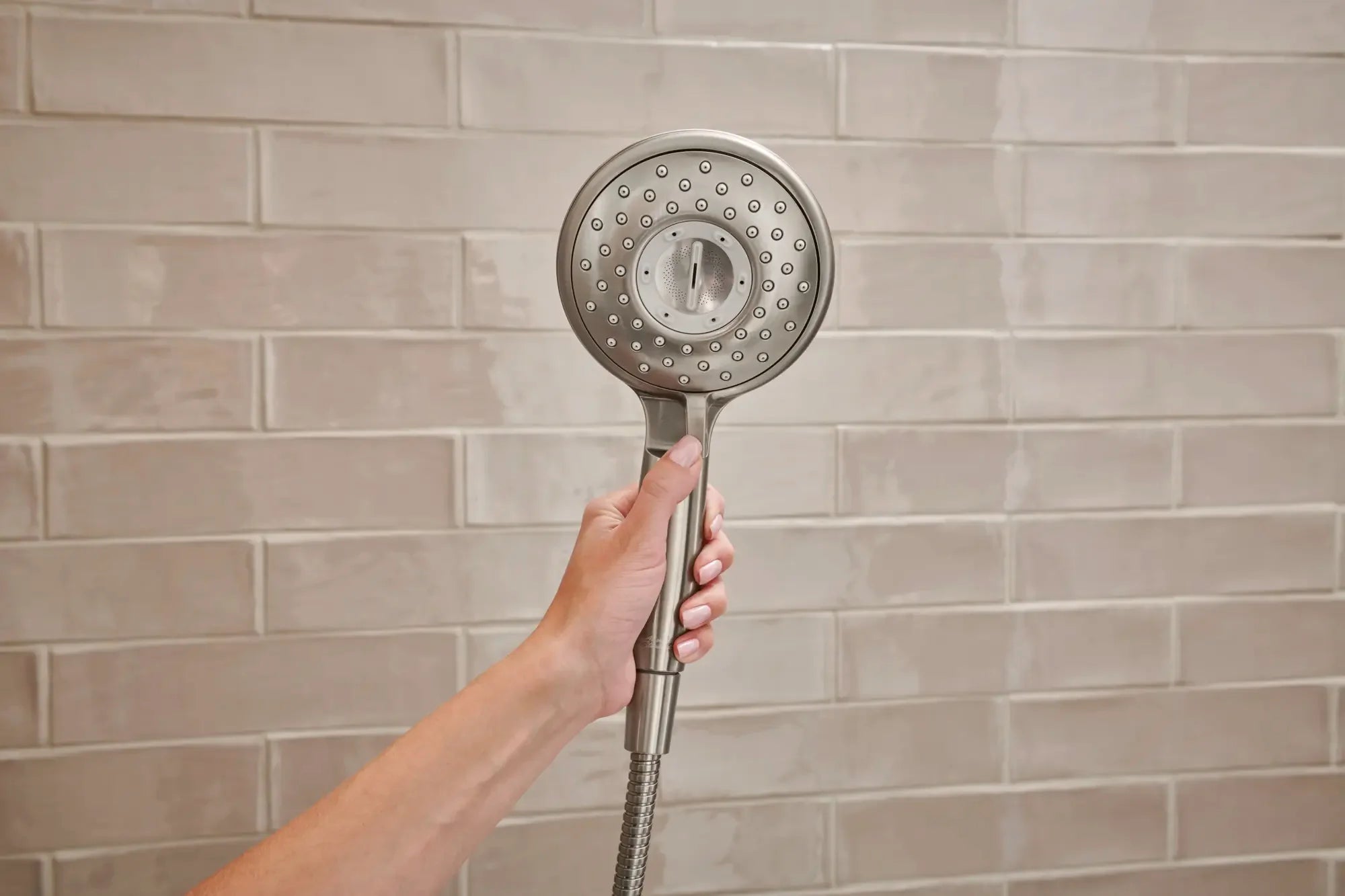 Spectra® - système de rail pour douchette à 4 jets filtrés // NICKEL BROSSÉ // 105175_L-9238759295_4_CDNwebp.webp