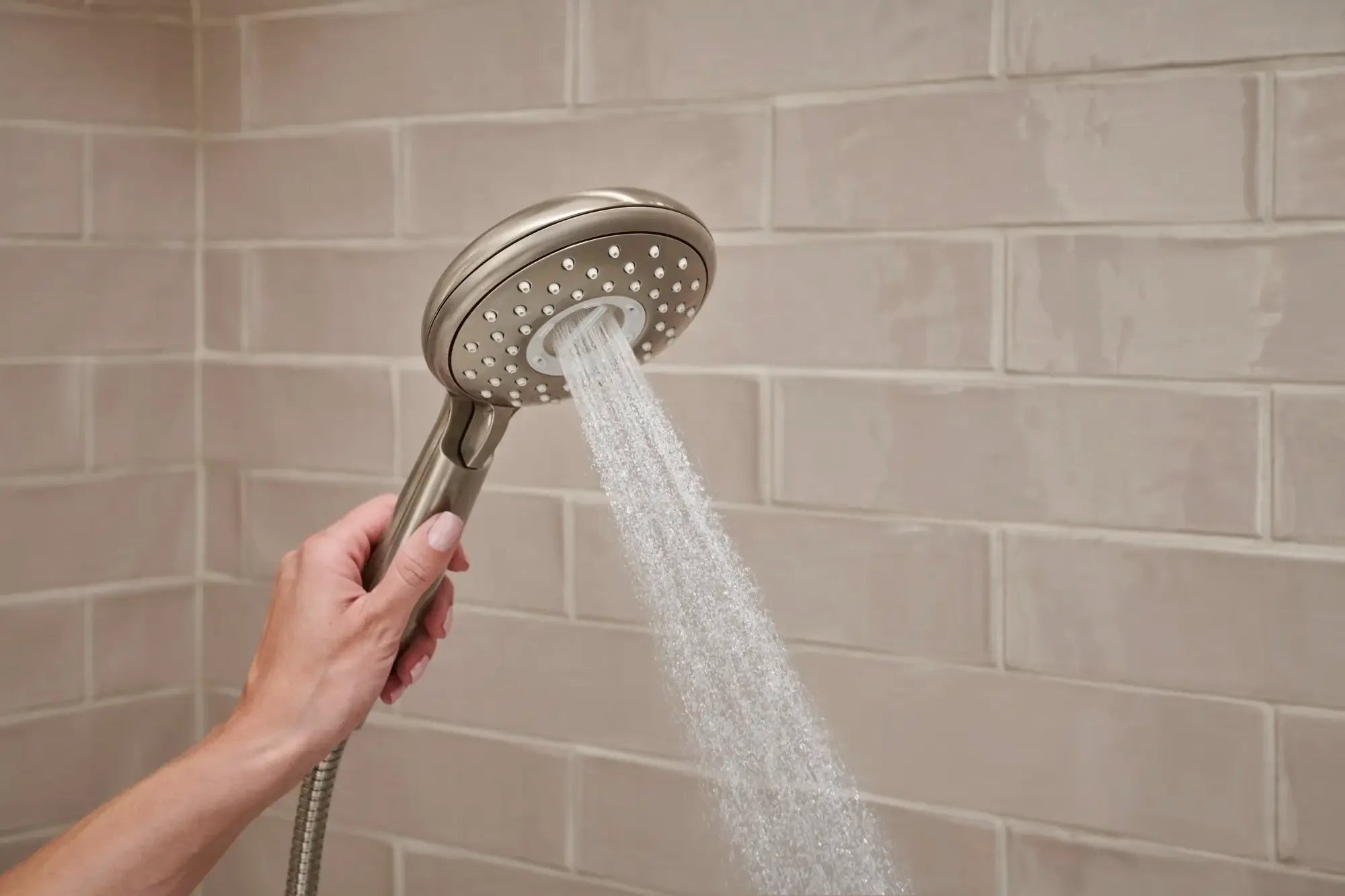 Spectra® - système de rail pour douchette à 4 jets filtrés // NICKEL BROSSÉ // 105186_L-9238759295_2_CDNwebp.webp