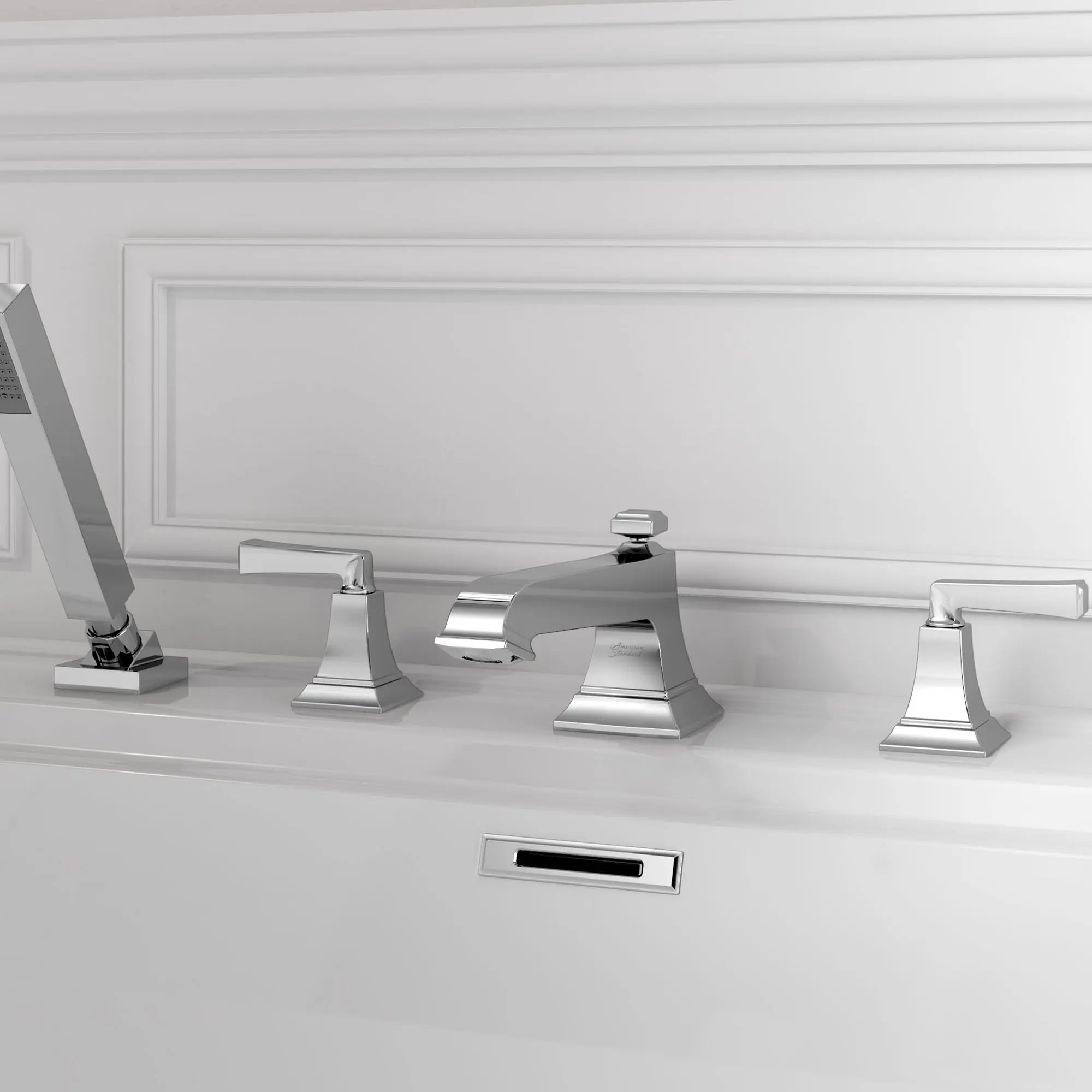 Town Square® S - Robinet de baignoire avec poignées à levier et douchette pour robinet brut Flash® // CHROME POLI // 131331_T455901002_masterbath_0_CDNwebp.webp