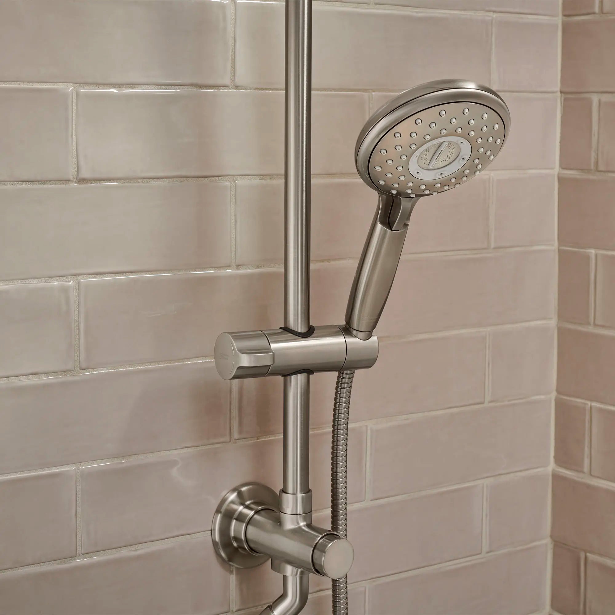 Spectra® Versa® - système de douche à 4 fonctions de 24 pouces 1,8 gpm/6,8 L/min avec pomme de douche à effet de pluie // NICKEL BROSSÉ // 153806_B-9035804295_4_0_CDNwebp.webp