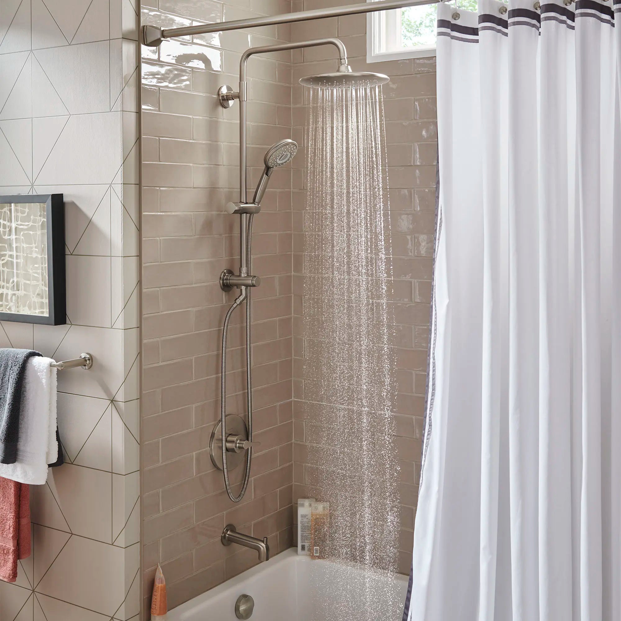 Spectra® Versa® - système de douche à 4 fonctions de 24 pouces 1,8 gpm/6,8 L/min avec pomme de douche à effet de pluie // NICKEL BROSSÉ // 153808_B-9035804295_9038804.295_3_0_CDNwebp.webp