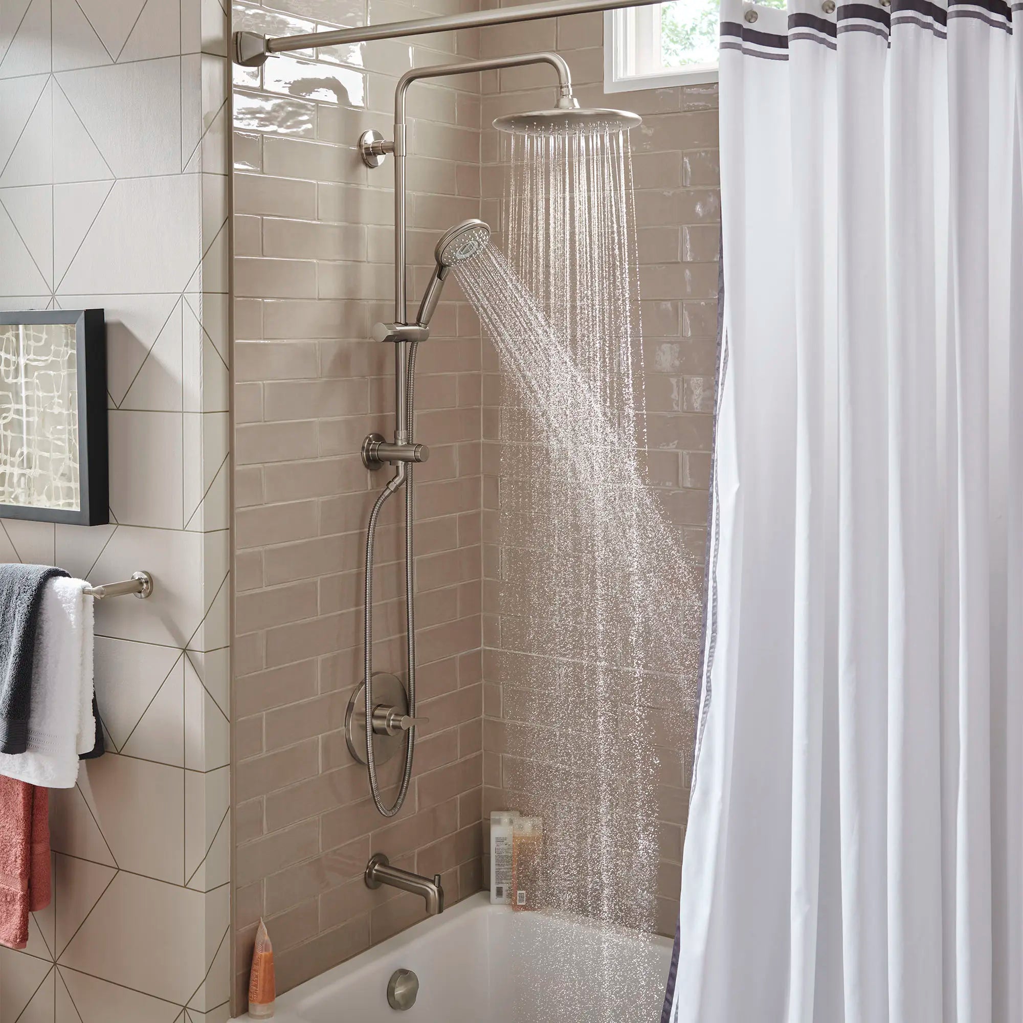 Spectra® Versa® - système de douche à 4 fonctions de 24 pouces 1,8 gpm/6,8 L/min avec pomme de douche à effet de pluie // NICKEL BROSSÉ // 153809_B-9035804295_9038804.295_4_0_CDNwebp.webp