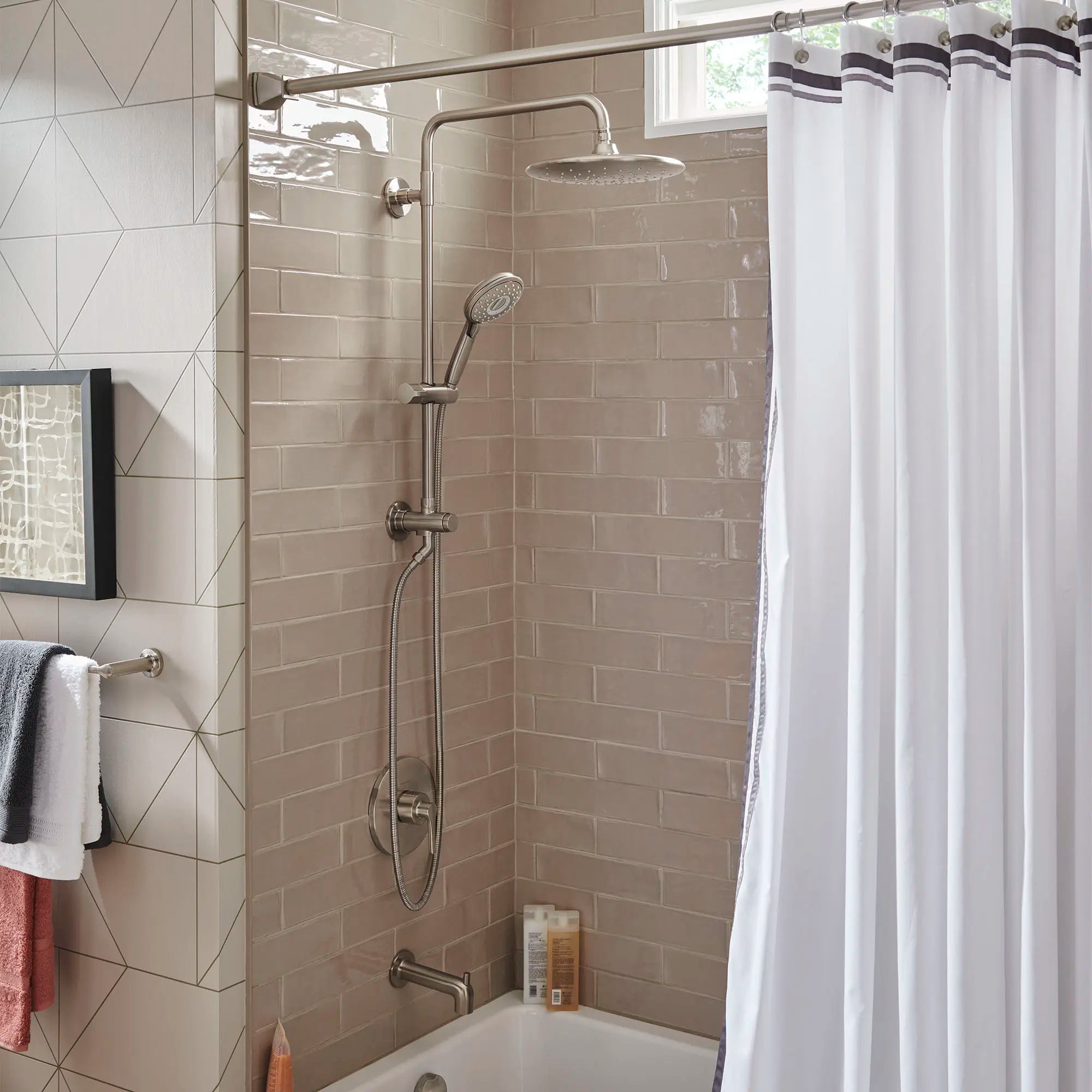 Spectra® Versa® - système de douche à 4 fonctions de 24 pouces 1,8 gpm/6,8 L/min avec pomme de douche à effet de pluie // NICKEL BROSSÉ // 153810_B-9035804295_9038804.295_0_CDNwebp.webp