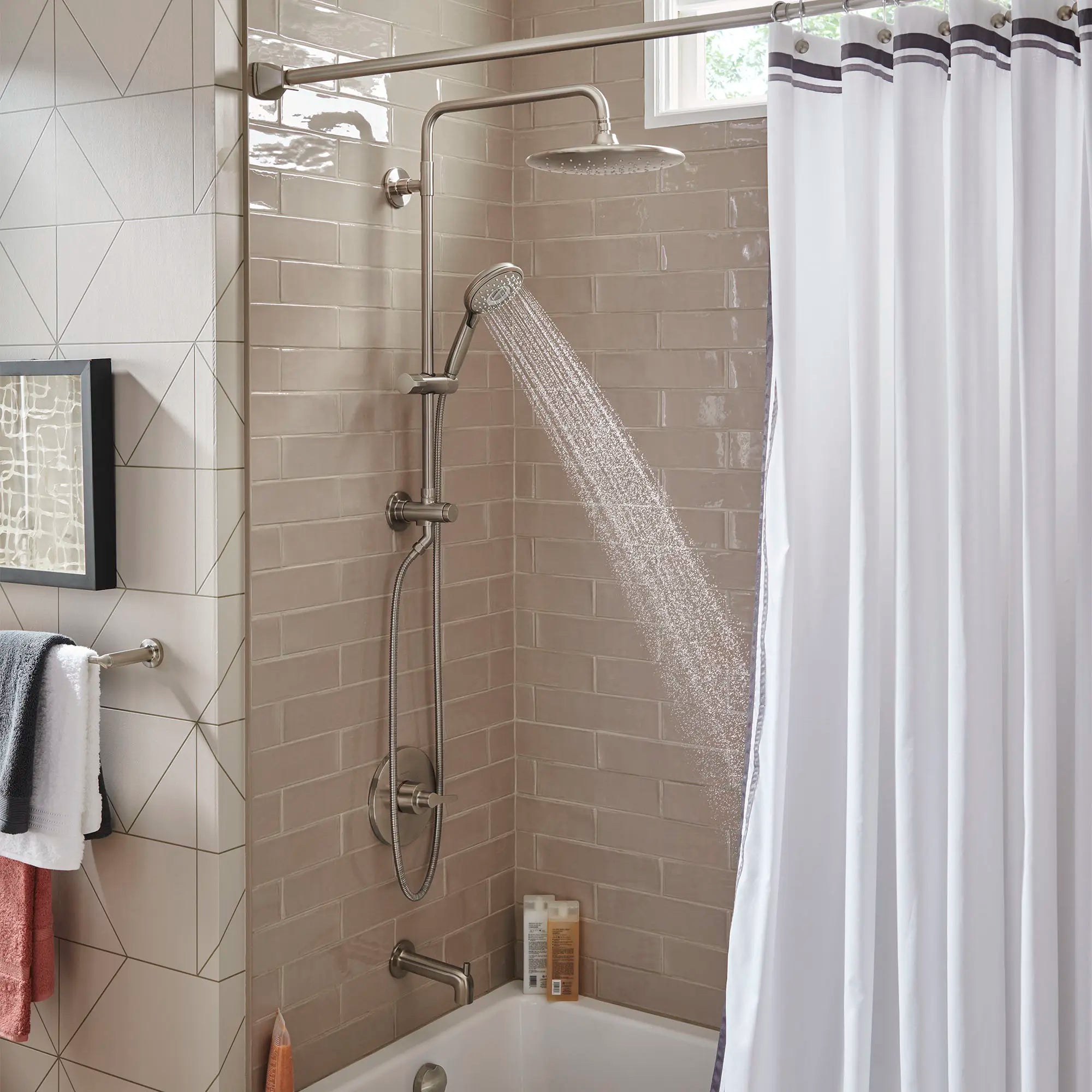 Spectra® Versa® - système de douche à 4 fonctions de 24 pouces 1,8 gpm/6,8 L/min avec pomme de douche à effet de pluie // NICKEL BROSSÉ // 153811_B-9035804295_9038804.295_2_0_CDNwebp.webp