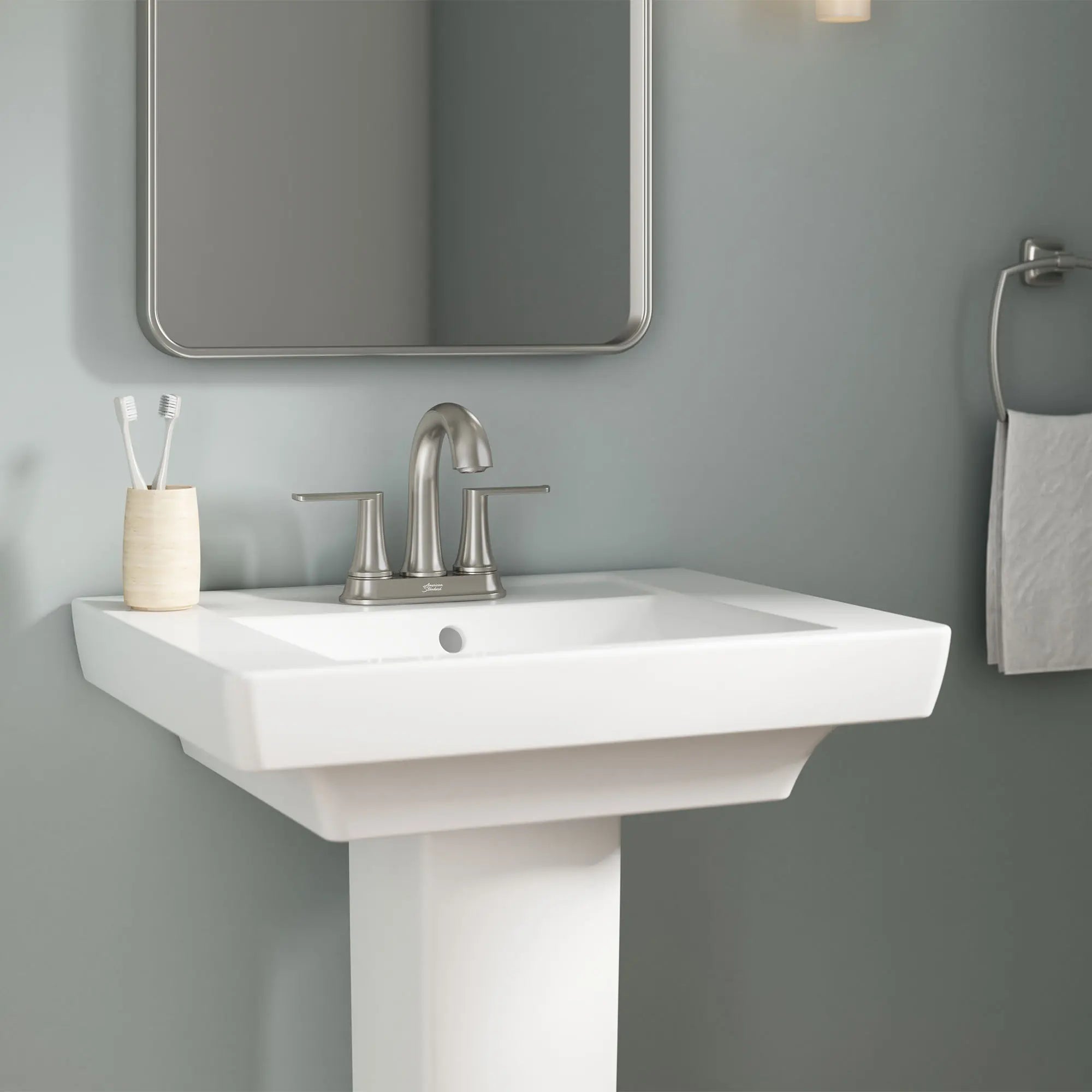 Robinet de salle de bain Corsham à deux poignées centrales à 4 pouces 1,2 gpm/4,5 L/min avec poignée à levier // NICKEL BROSSÉ // 154604_B-7428201.295_Close_up_0_CDNwebp.webp