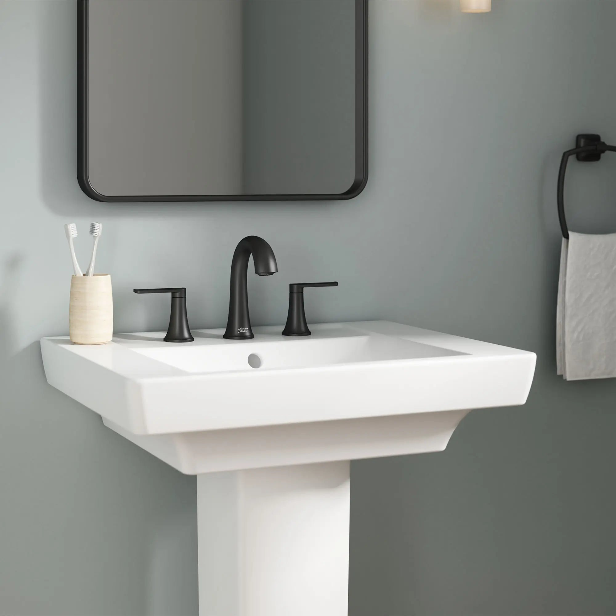 Robinet de salle de bain Corsham à 2 poignées, à grand écartement de 8 pouces, 1,2 gpm/4,5 L/min avec poignée à levier // NOIR MAT // 154606_B-7428801.243_Close_up_0_CDNwebp.webp