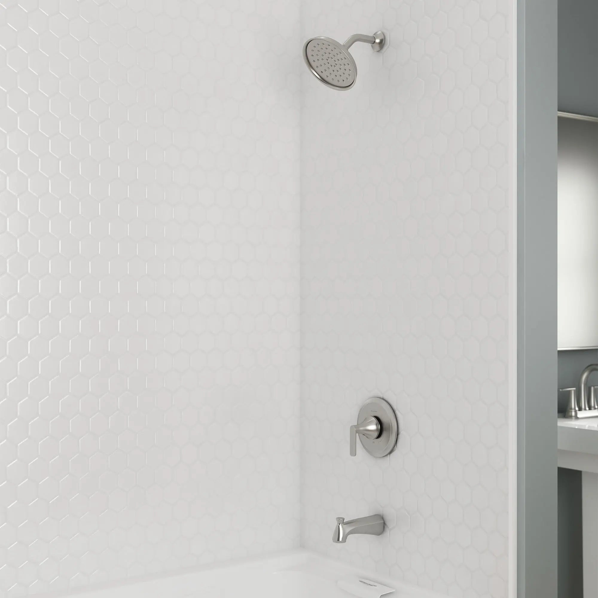 Kit de garniture bain et douche Corsham 1,8 gpm/6,8 L/min avec pomme de douche à économie d’eau, double cartouche céramique à pression équilibrée et poignée à levier // BRUSHED NICKEL // 154608_B-7428508.295_Close_up_0_CDNwebp.webp