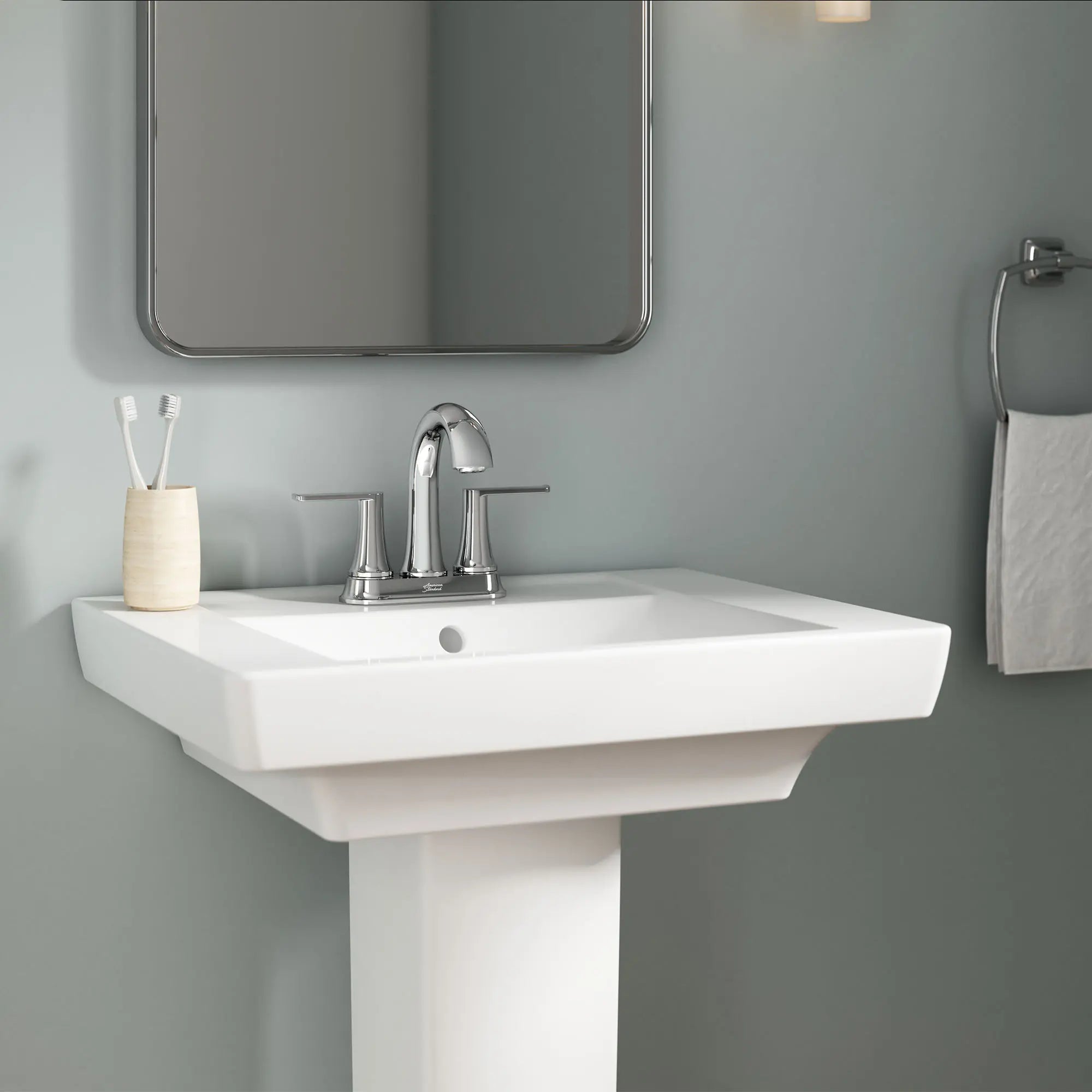 Robinet de salle de bain Corsham à deux poignées centrales à 4 pouces 1,2 gpm/4,5 L/min avec poignée à levier // CHROME POLI // 154609_B-7428201.002_Close_up_0_CDNwebp.webp