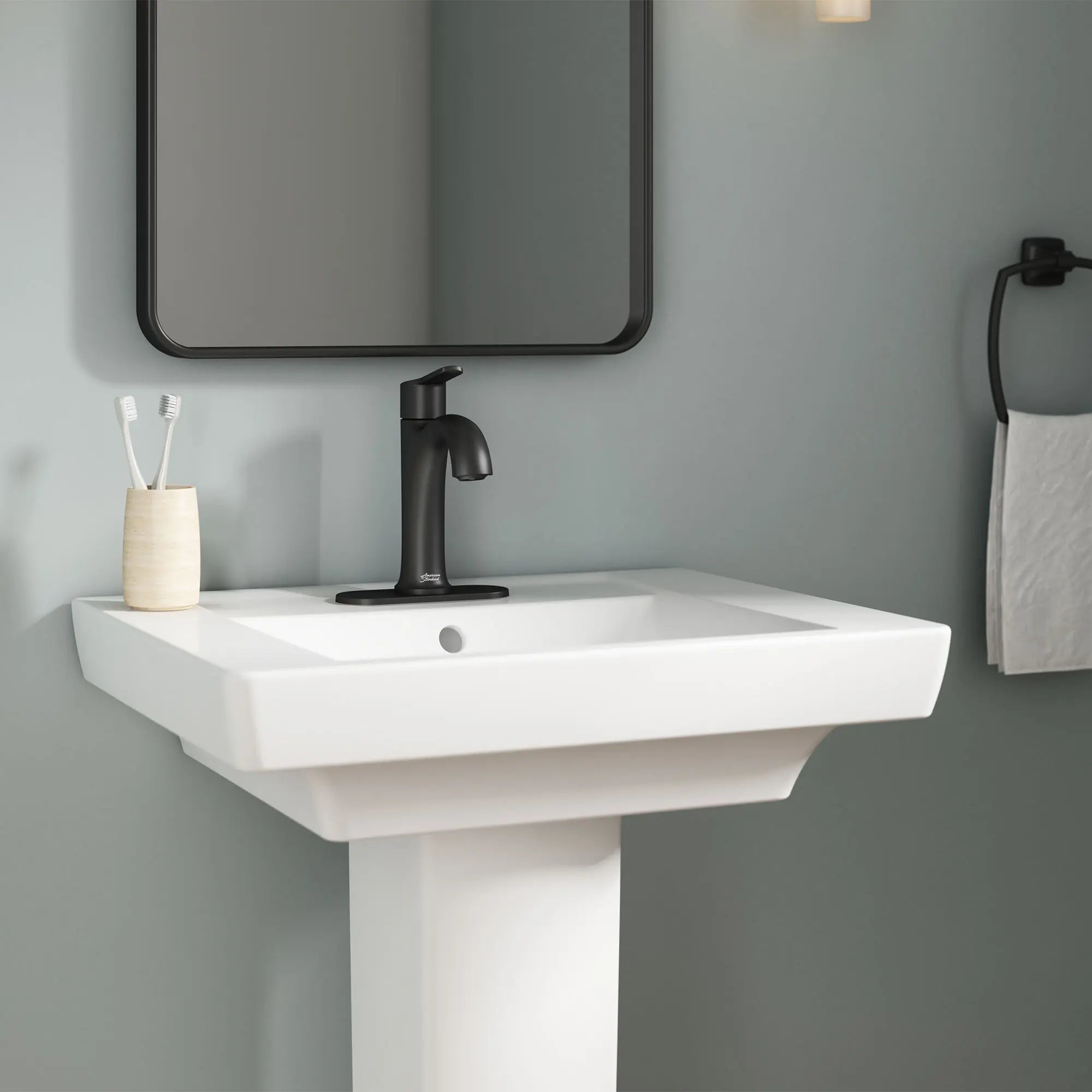 Robinet de salle de bain monotrou Corsham 1,2 gpm/4,5 L/min avec poignée à levier // NOIR MAT // 154613_B-7428101.243_Close_up_0_CDNwebp.webp