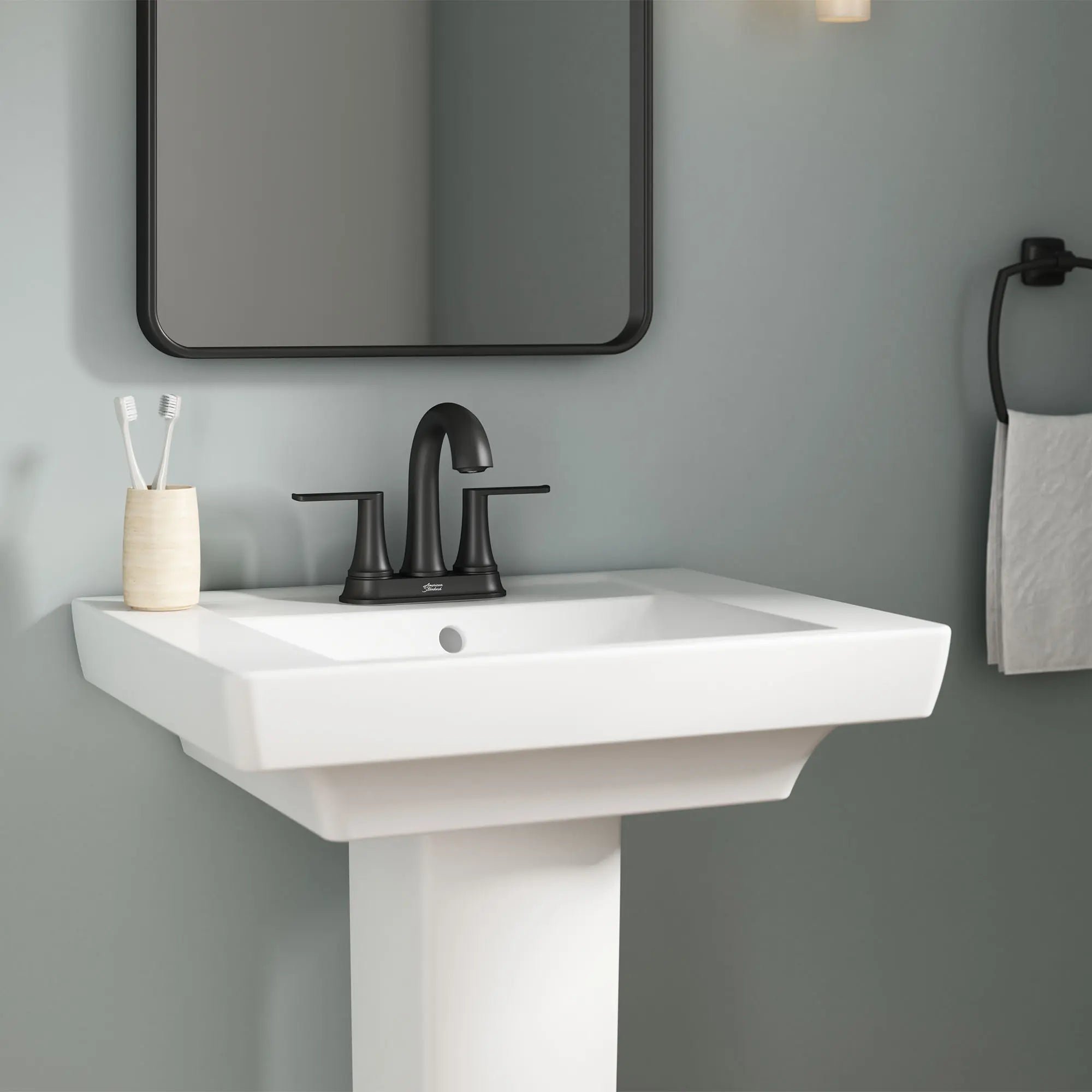 Robinet de salle de bain Corsham à deux poignées centrales à 4 pouces 1,2 gpm/4,5 L/min avec poignée à levier // NOIR MAT // 154615_B-7428201.243_Close_up_0_CDNwebp.webp