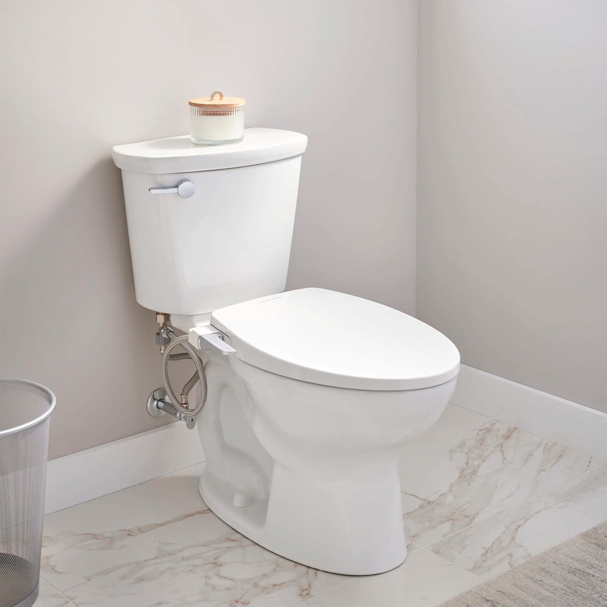 AquaWash® - siège de bidet SpaLet® profilé, non électrique avec commande manuelle // BLANC // 155718_B-215AA104.020_8033A65G.020_ThreeQuarter_0_CDNwebp_f6f46e56-b2b0-49e1-b7e0-0f43346e74e3.webp