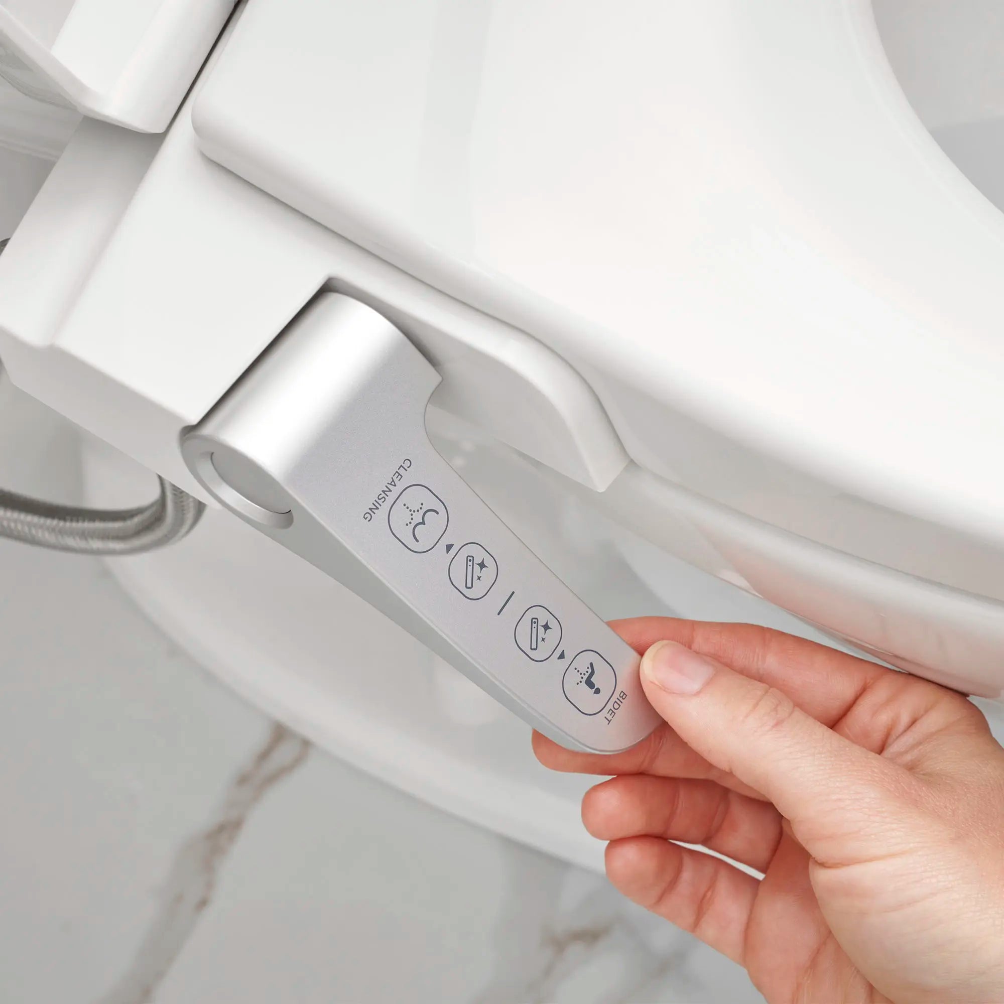 AquaWash® - siège de bidet SpaLet® profilé, non électrique avec commande manuelle // BLANC // 155728_B-215AA104.020_8033A65G.020_HandleDetail2_0_CDNwebp_80649a8d-ef46-4ac0-a20e-0b941e86a1e1.webp