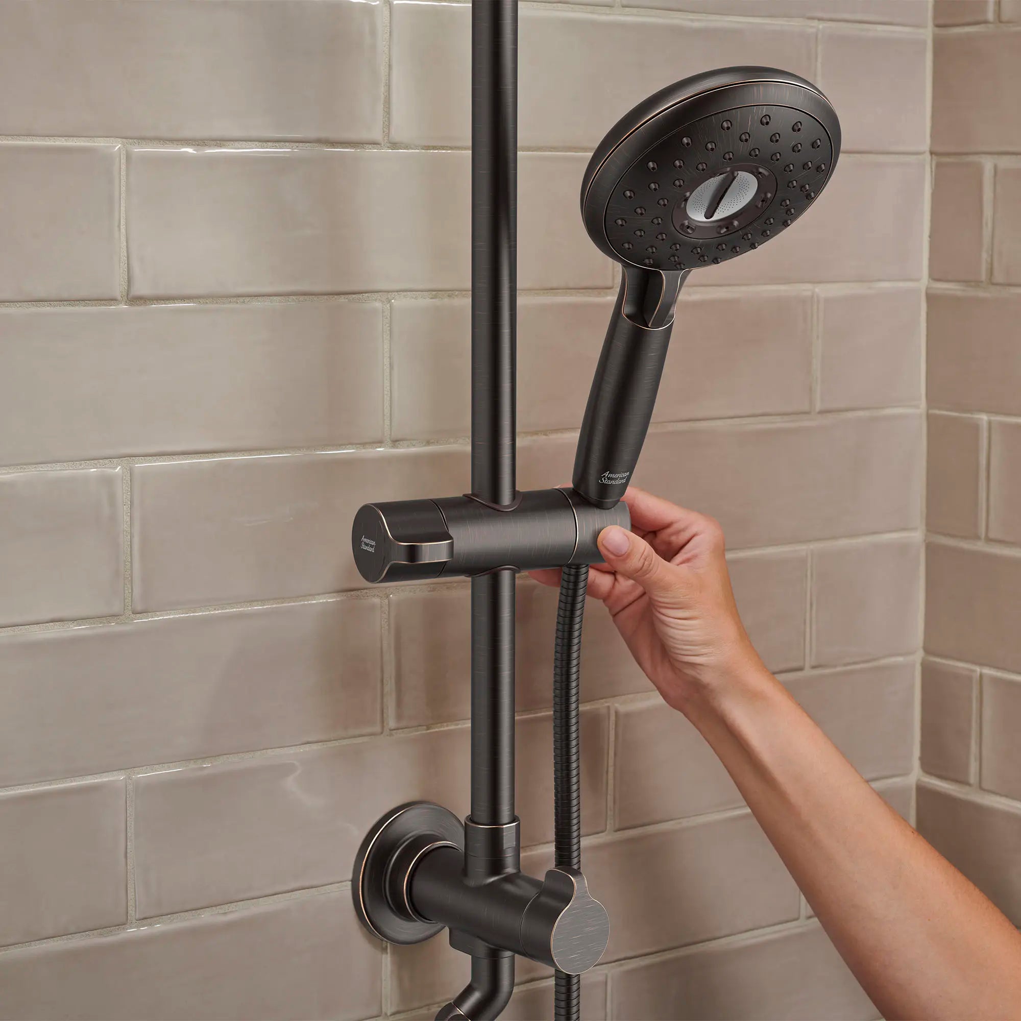 Spectra® Versa® - système de douche de 24 po à 4 fonctions, 1,8 gpm/6,8 L/min avec pomme de douche à effet de pluie // LEGACY BRONZE // 166662_SpectraVersa_Lifestyle_1029072780_0002_Jul2023_0_CDNwebp.webp