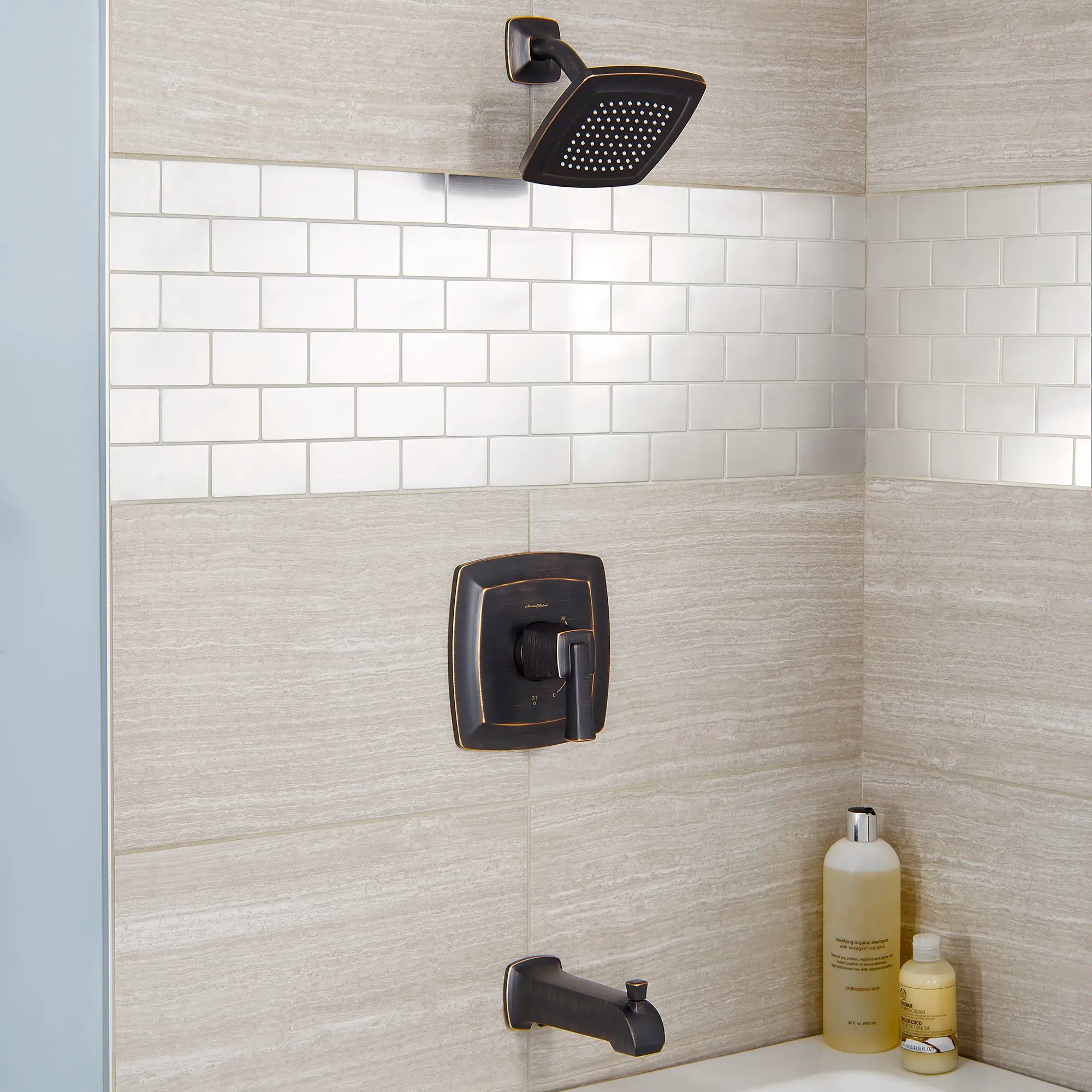 Townsend® 1.75 Baignoire and Garniture de douche avec pomme de douche à économie d'eau et poignée à levier // BRONZE LEGACY // 168103_B-T353508278_0_CDNwebp.webp