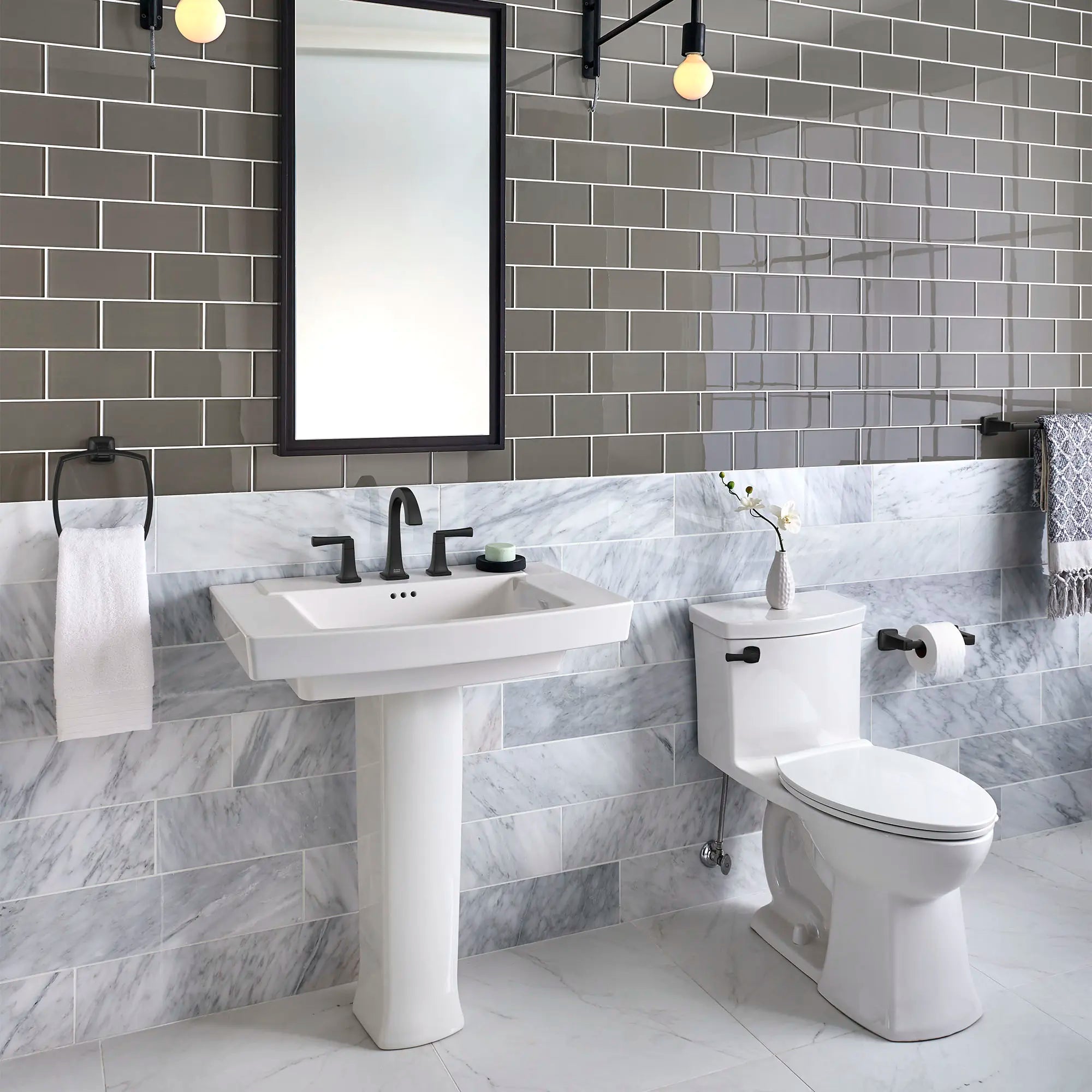 Townsend® - Robinet de salle de bain à 2 poignées espacées de 8 po 1,2 gpm/4,5 L/min avec poignées à levier // NOIR MAT // 169049_Townsend_EnvironmentFull_7353801.243_0001_May2023_0_CDNwebp_e2c74f3c-5f8c-454e-945d-6601136e7af4.webp