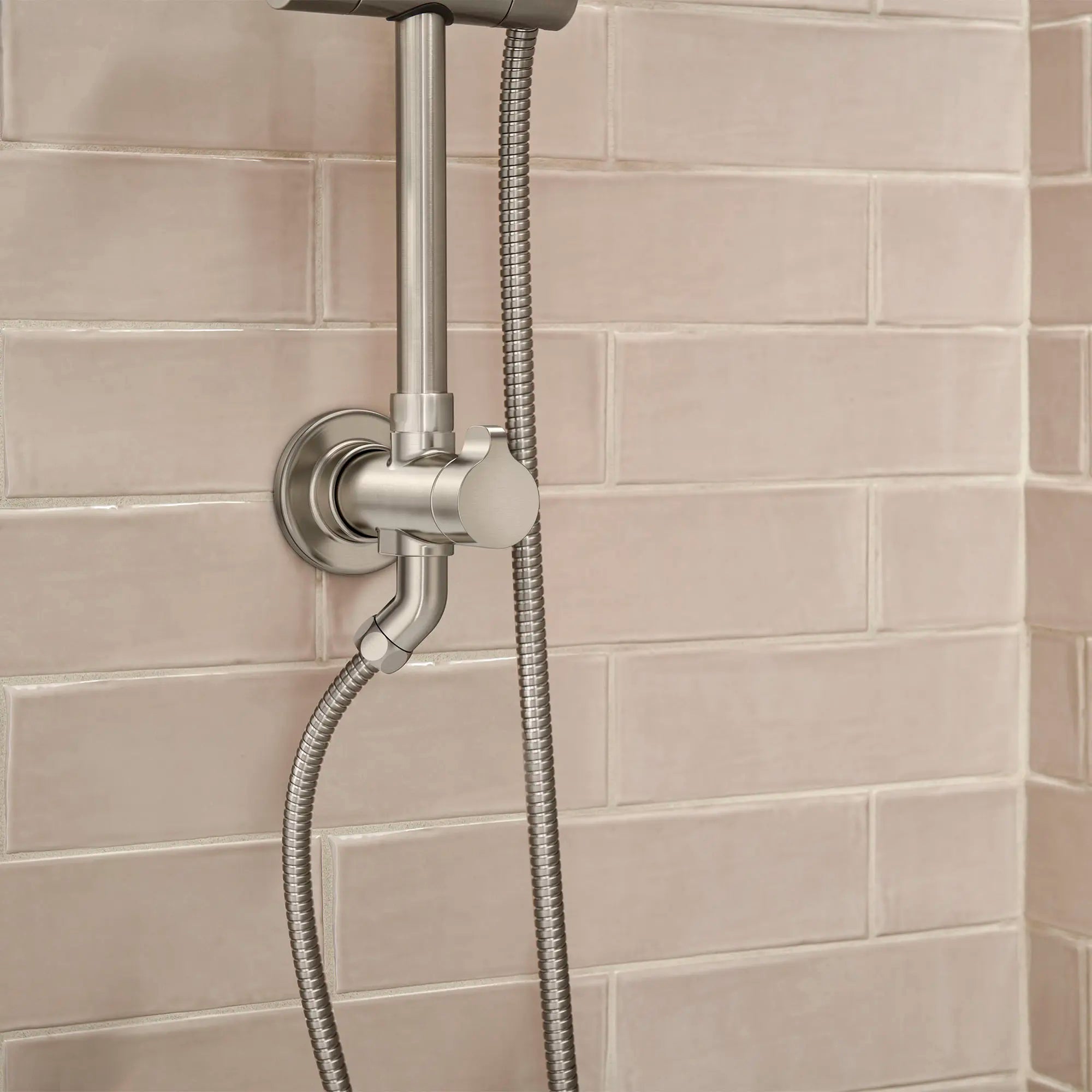 Spectra® Versa® - système de douche de 24 po à 4 fonctions, 1,8 gpm/6,8 L/min avec pomme de douche à effet de pluie // NICKEL BROSSÉ // 169225_SpectraVersa_EnvironmentCloseUp_1029072950_0001_Jun2023_0_CDNwebp.webp