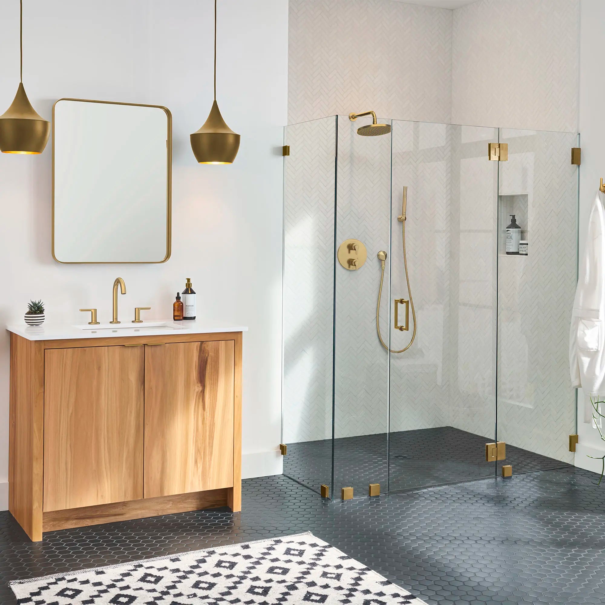 Studio® S - Robinet de salle de bain à 2 poignées espacées de 8 po 4,5 L/min/1,2 gpm avec poignées à levier // AUBE FRAÎCHE BROSSÉ // 169419_StudioS_EnvironmentFull_7105801.GN0_TU105740.GN0_0001_Jul2023_0_CDNwebp_99991839-cf8a-40e8-a6b3-e6b47539b47e.webp