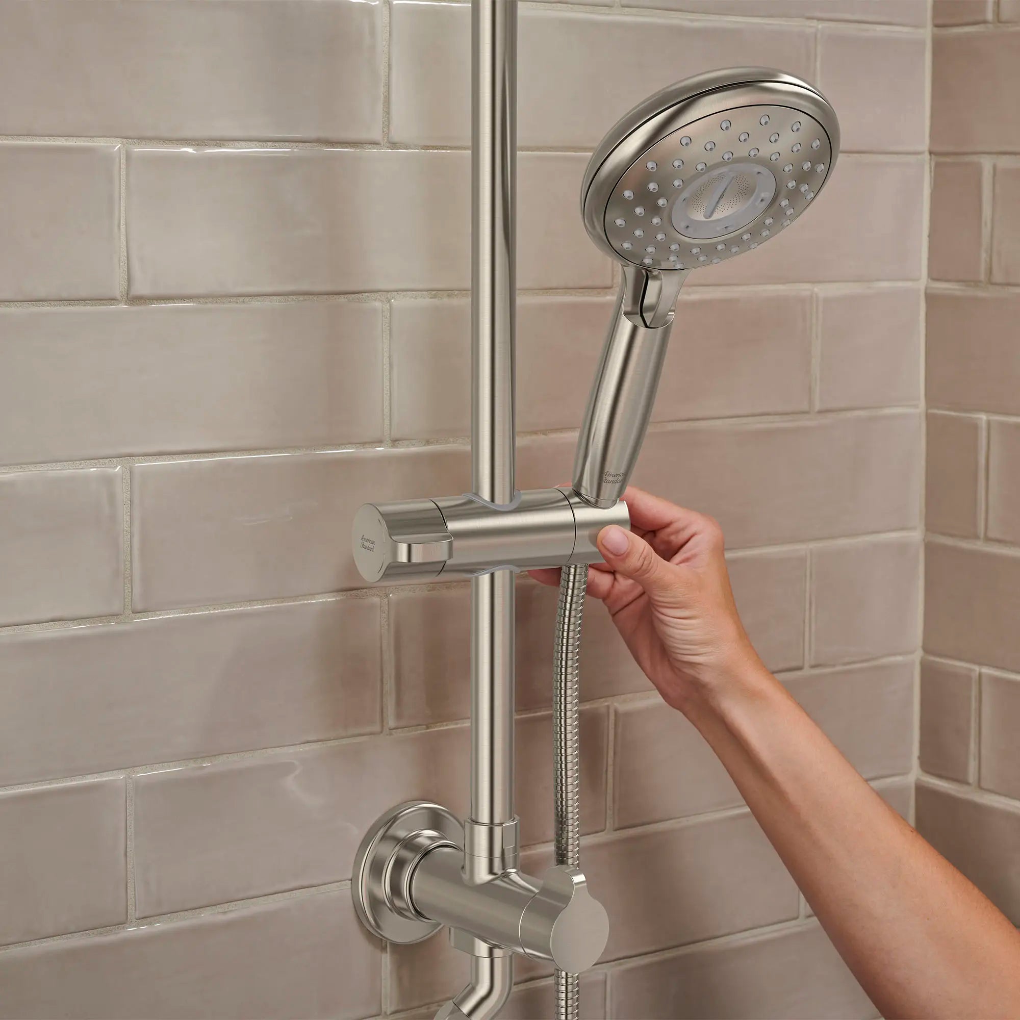 Spectra® Versa® - système de douche de 24 po à 4 fonctions, 1,8 gpm/6,8 L/min avec pomme de douche à effet de pluie // NICKEL BROSSÉ // 169423_Spectra_Lifestyle_1029072950_0001_Jul2023_0_CDNwebp.webp