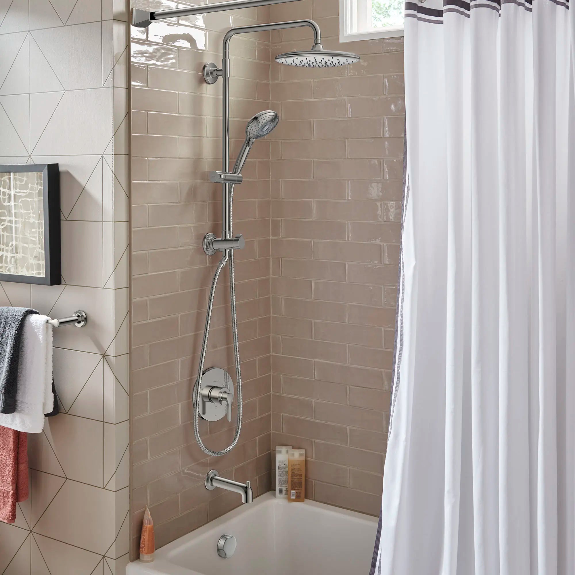 Spectra® Versa® - système de douche de 24 po à 4 fonctions, 1,8 gpm/6,8 L/min avec pomme de douche à effet de pluie // NICKEL BROSSÉ // 169447_SpectraVersa_EnvironmentCloseUp_1029072950_0001_Jul2023_0_CDNwebp.webp