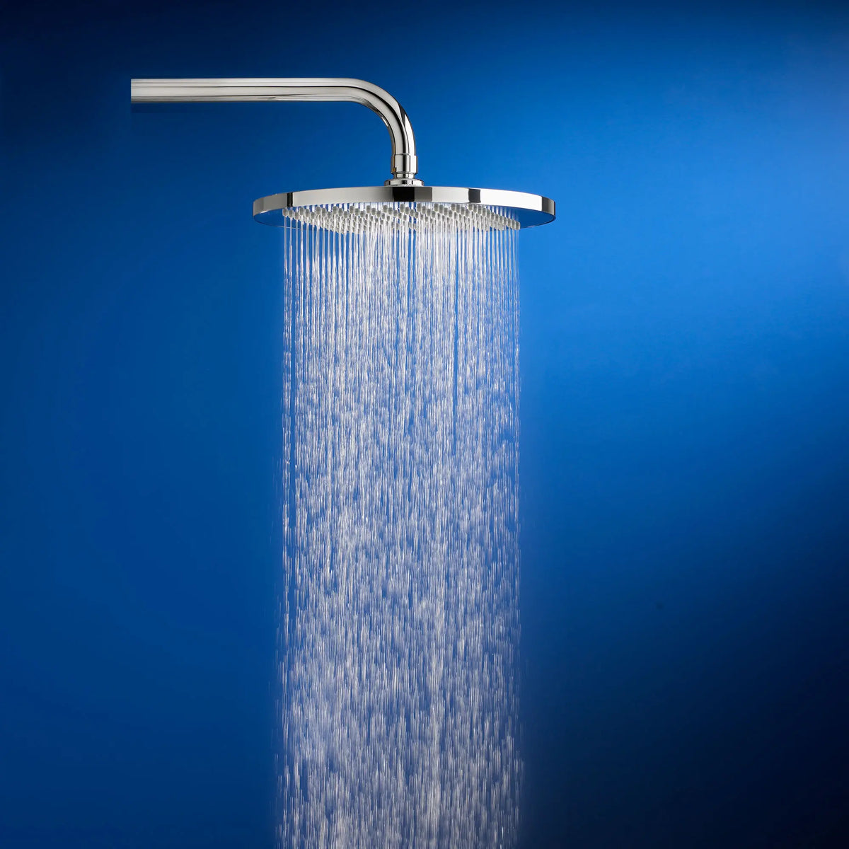 Pomme de douche à effet pluie moderne de 10 po 2,5 gpm/9,5 L/min // CHROME POLI // 170085_P-1660683002_04_0_CDNwebp_8ccaa6b0-2a81-44e4-83d0-b900e855bb20.webp