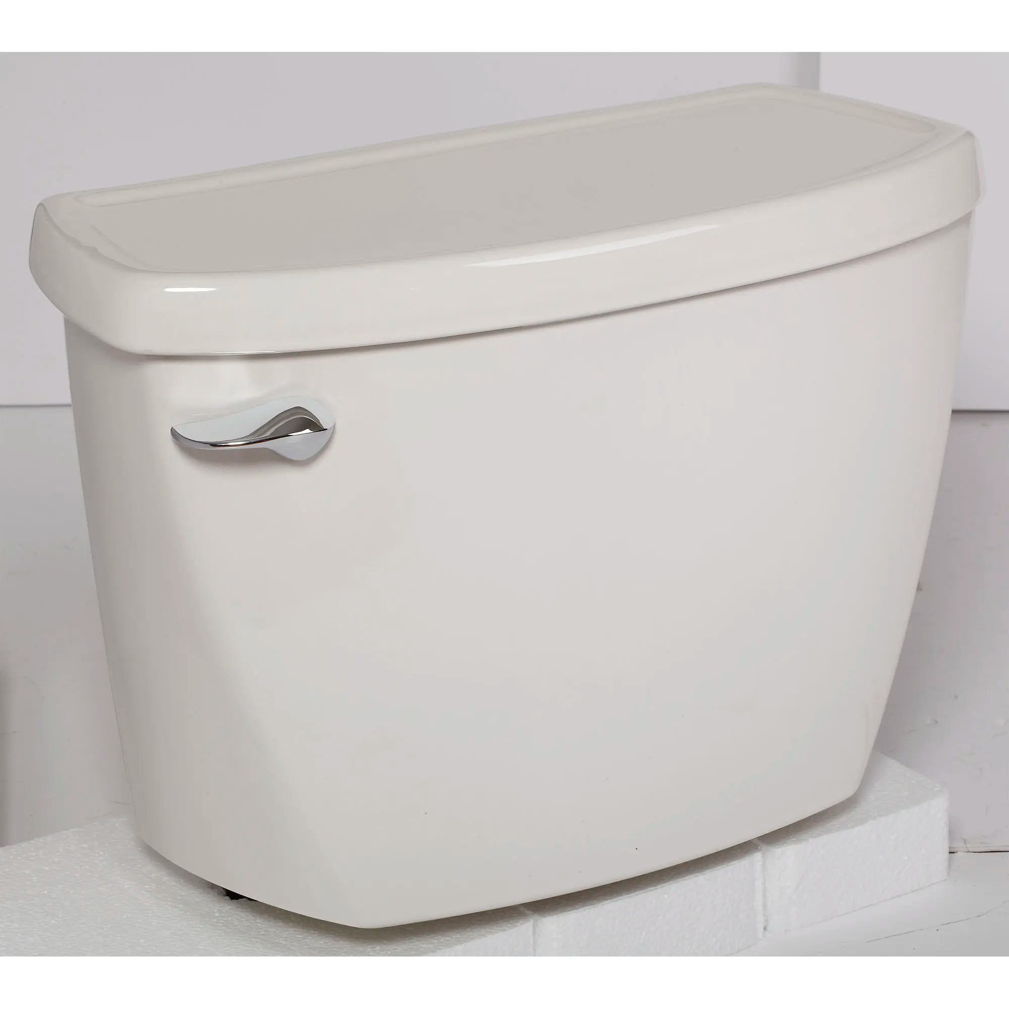 Réservoir avec système à pression 1,6 gpc/6,0 lpc, surface EverClean® et levier de déclenchement à gauche // BLANC // 173828_4142016020_0_CDNwebp.webp