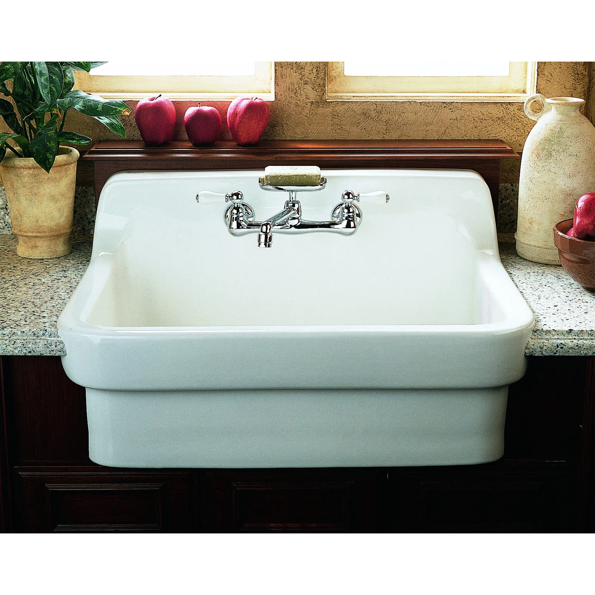 Robinet de cuisine mural Heritage® à deux poignées, 2,2 gpm (8,3 L/min) avec porte-savon // CHROME POLI // 173853_9092008002_7295252002_3_0_CDNwebp.webp