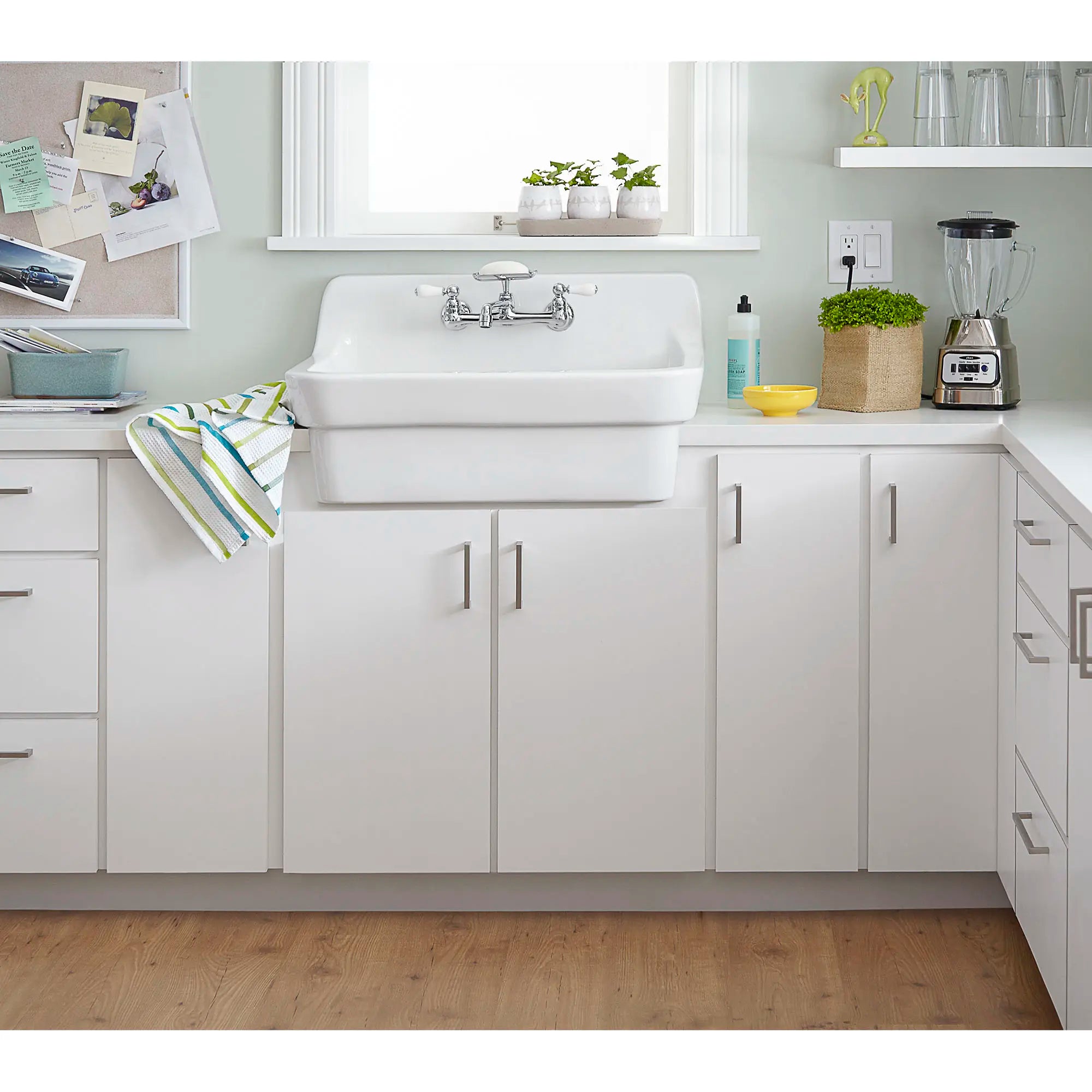 Robinet de cuisine mural Heritage® à deux poignées, 2,2 gpm (8,3 L/min) avec porte-savon // CHROME POLI // 173858_9062008020_7295252002_7_0_CDNwebp.webp