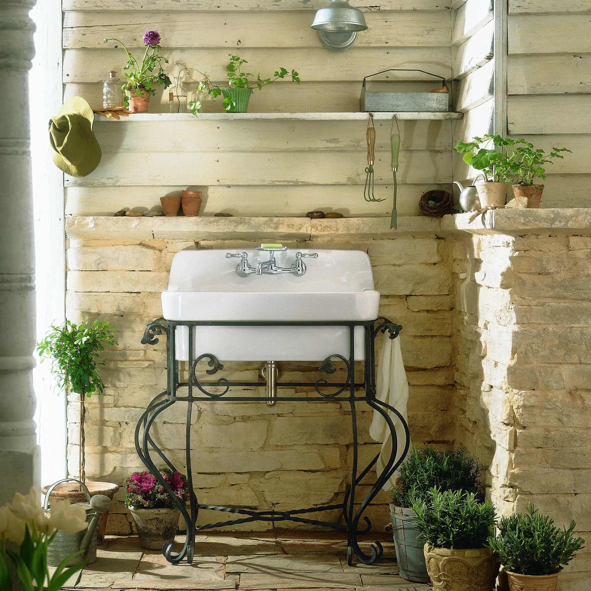 Robinet de cuisine mural Heritage® à deux poignées, 2,2 gpm (8,3 L/min) avec porte-savon // CHROME POLI // 173859_9092008002_7295252002_5_0_CDNwebp.webp