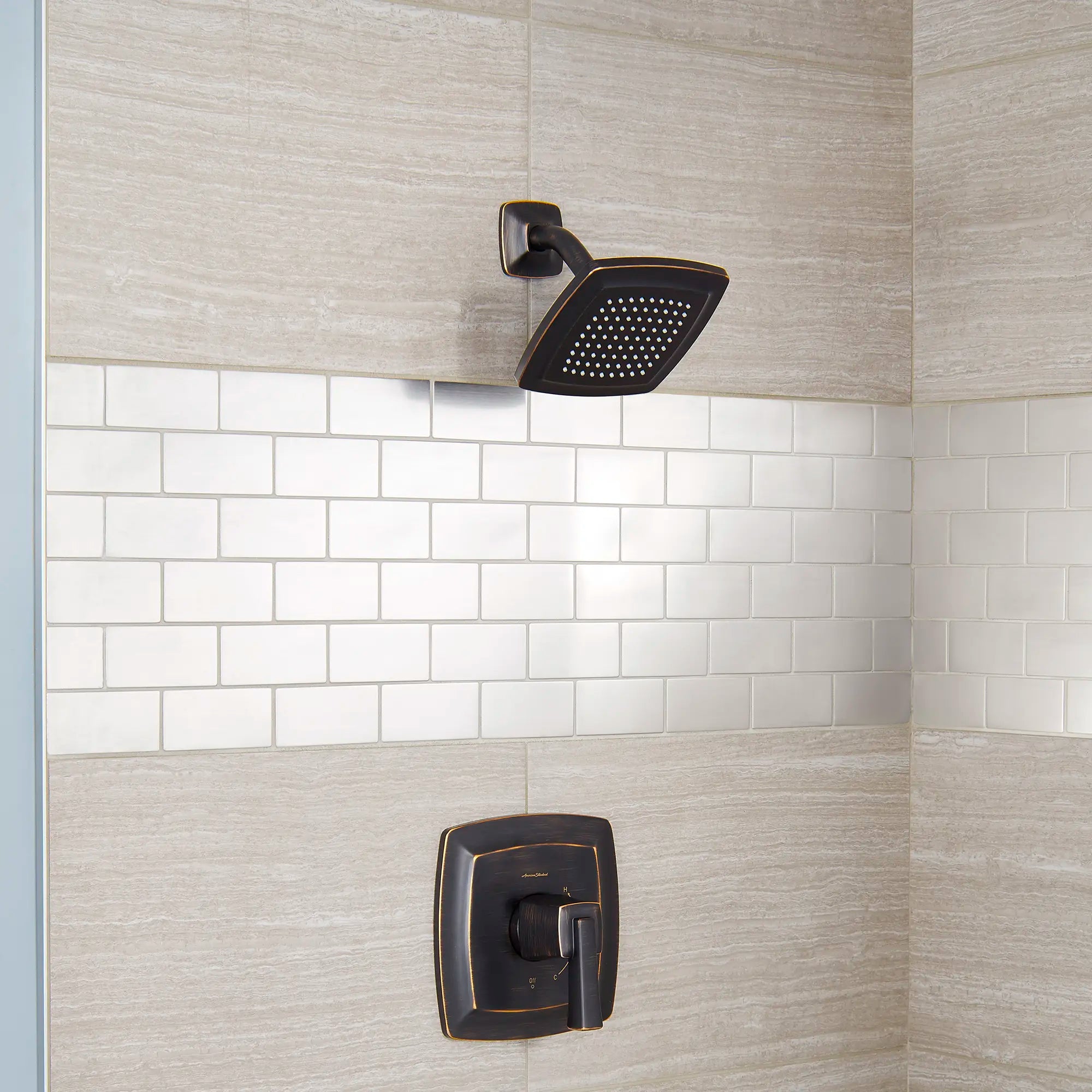 Townsend® 1.75 GPM Garniture de douche avec pomme de douche à économie d'eau et poignée à levier // BRONZE LEGACY // 173868_B-T353507278_0_CDNwebp.webp