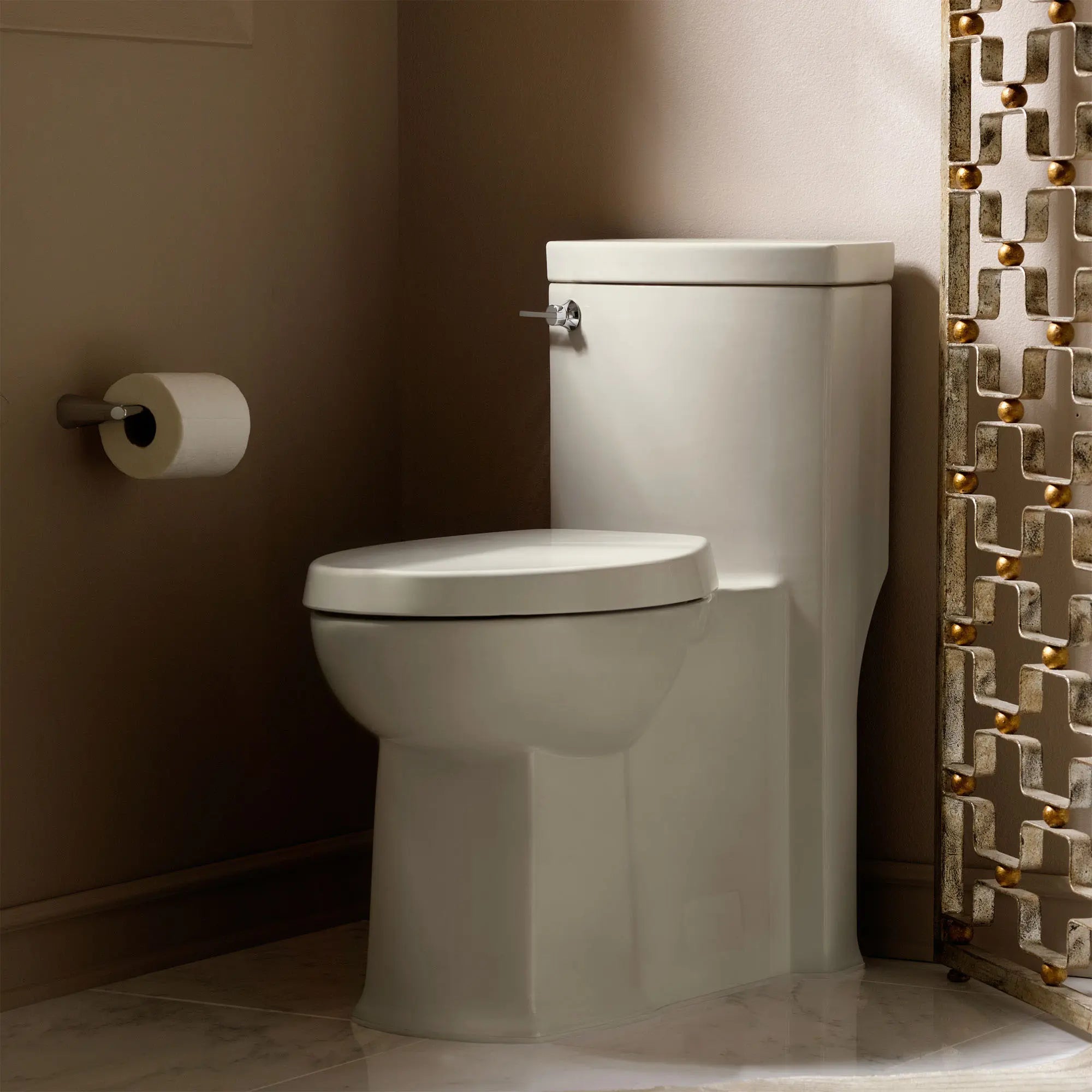 Toilette monopièce Boulevard, 1,28 gpc/4,8 lpc, à cuvette allongée à hauteur de chaise avec siège // LIN // 174518_B-2891128222_0_CDNwebp.webp