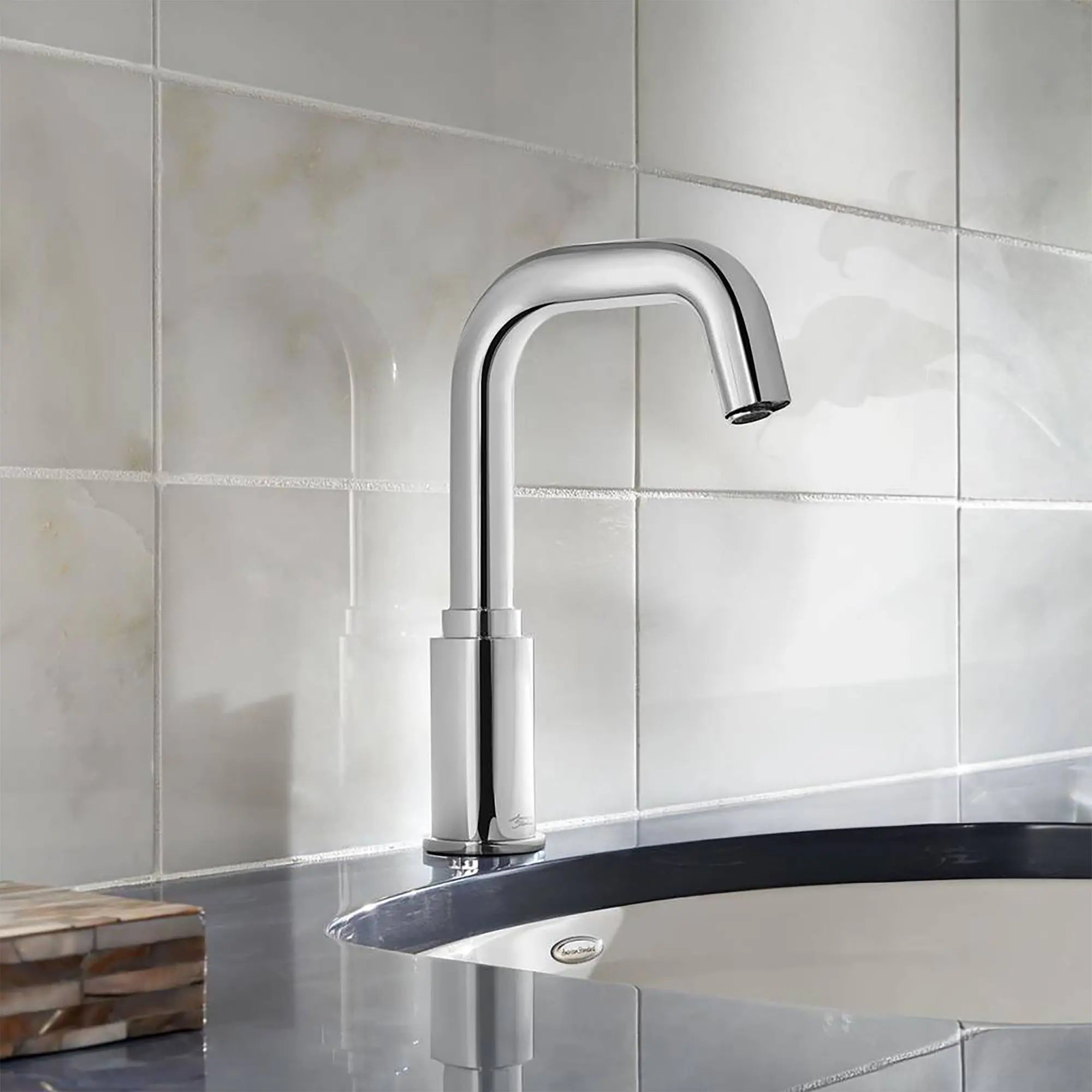 Serin® - à garniture murale sans contact, modèle de base, 1,5 gpm/5,7 l/min // CHROME POLI // 174895_T06B302.002_0_CDNwebp.webp