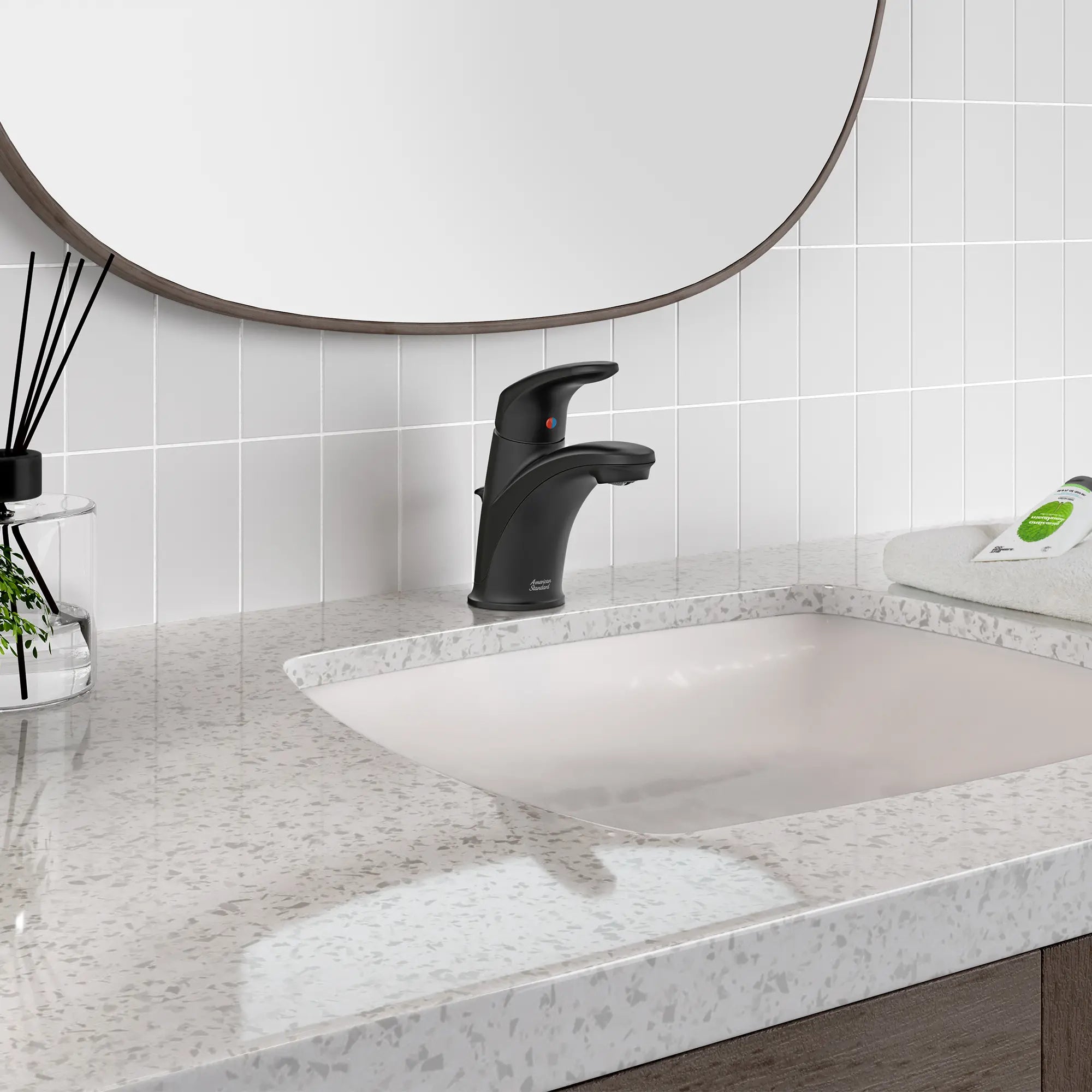 Colony® PRO - Robinet de salle de bain monotrou à poignée unique 1,2 gpm/4,5 L/min avec poignée à levier // MATTE BLACK // 186654_ColonyPro_EnvironmentCloseUp_7075100.243_0002_Oct2023_1_CDNwebp_a3742165-ab95-4cfb-a4c8-39cee22beae7.webp