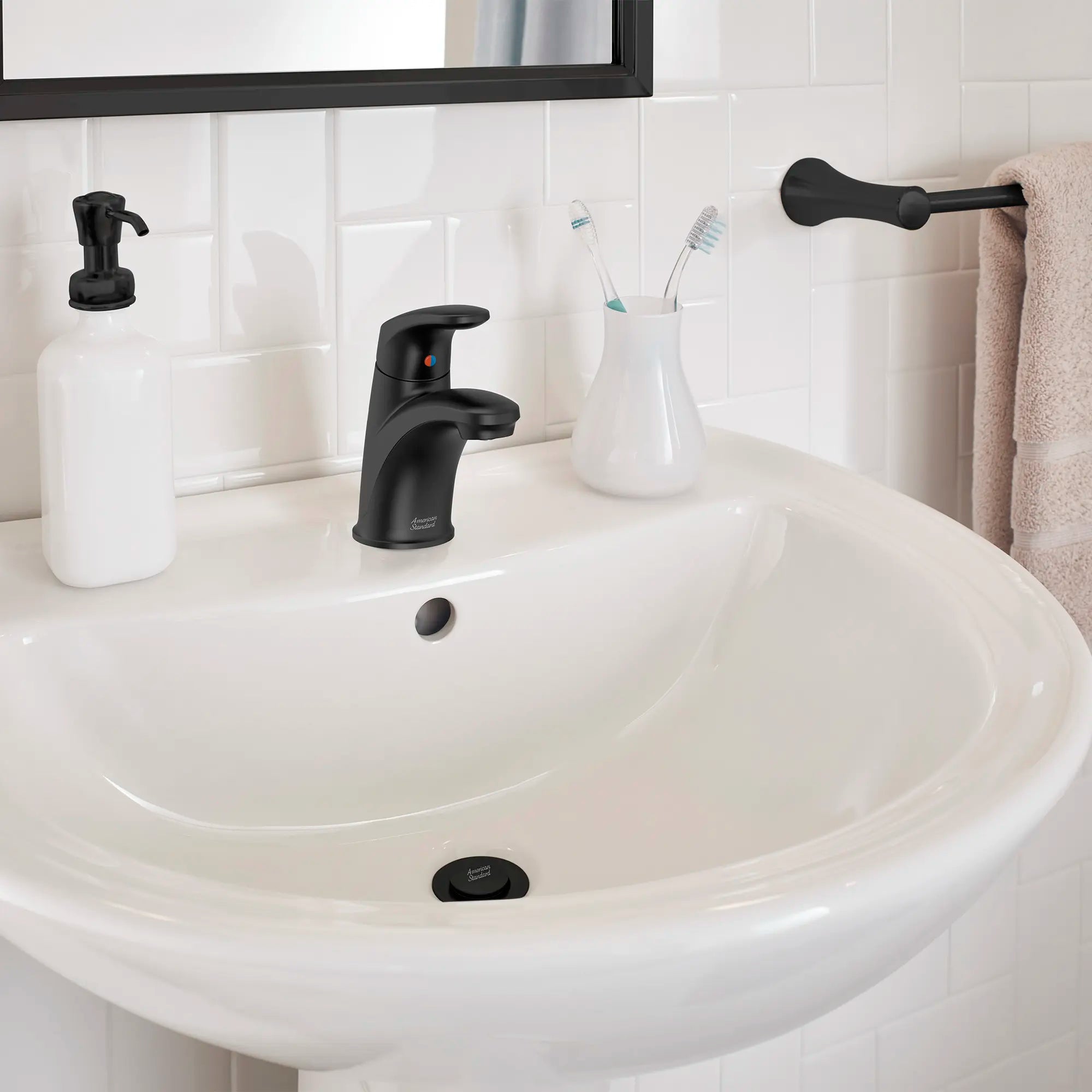 Colony® PRO - Robinet de salle de bain monotrou à poignée unique 1,2 gpm/4,5 L/min avec poignée à levier // MATTE BLACK // 186663_ColonyPro_EnvironmentCloseUp_7075100.243_0001_Oct2023_1_CDNwebp_956e1af6-e04b-413b-b8c2-4447caaf0720.webp