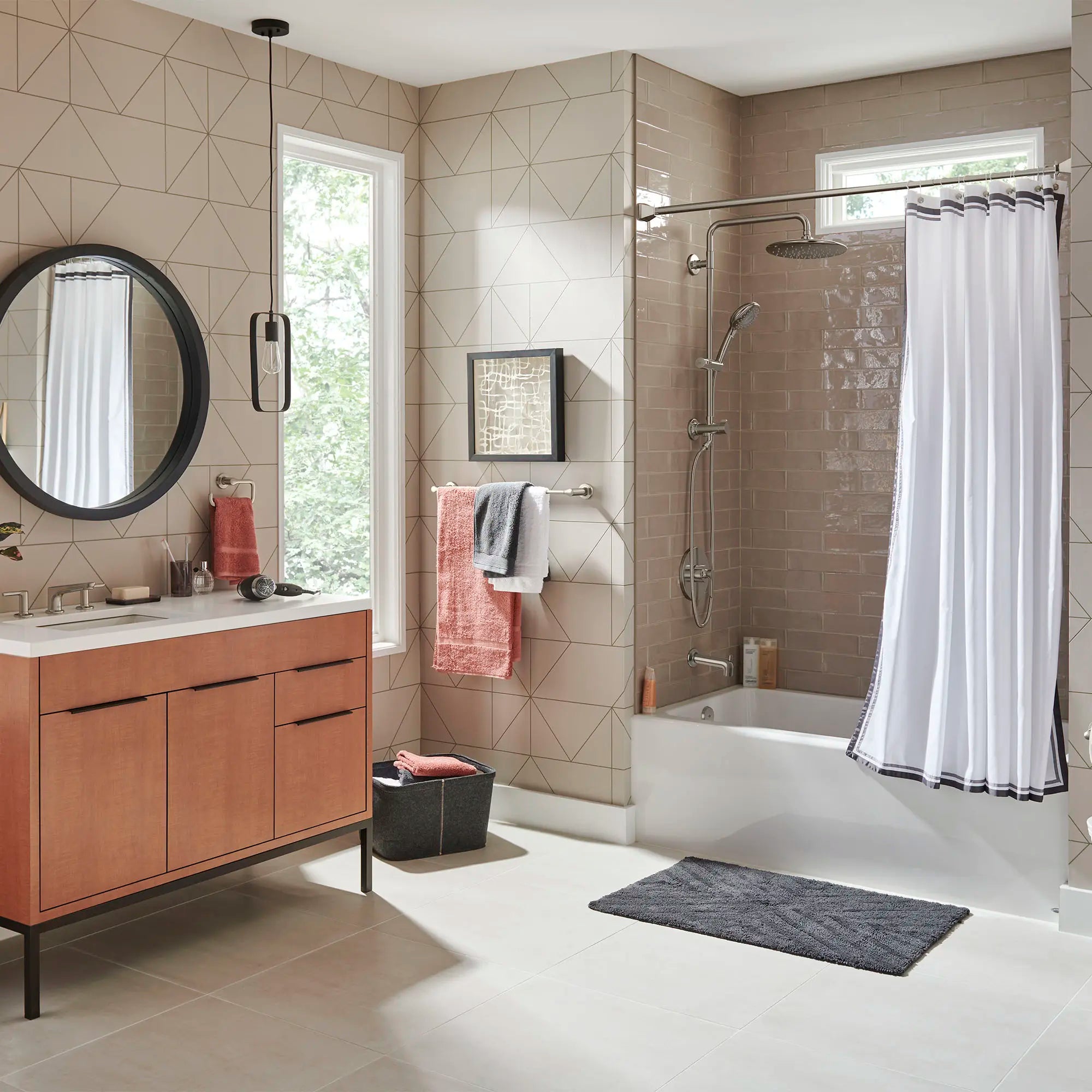 Spectra® Versa® - système de douche de 24 po à 4 fonctions, 1,8 gpm/6,8 L/min avec pomme de douche à effet de pluie // NICKEL BROSSÉ // 199370_Spectra_EnvironmentFull_1029072950_0001_Jul2023_CDNwebp.webp