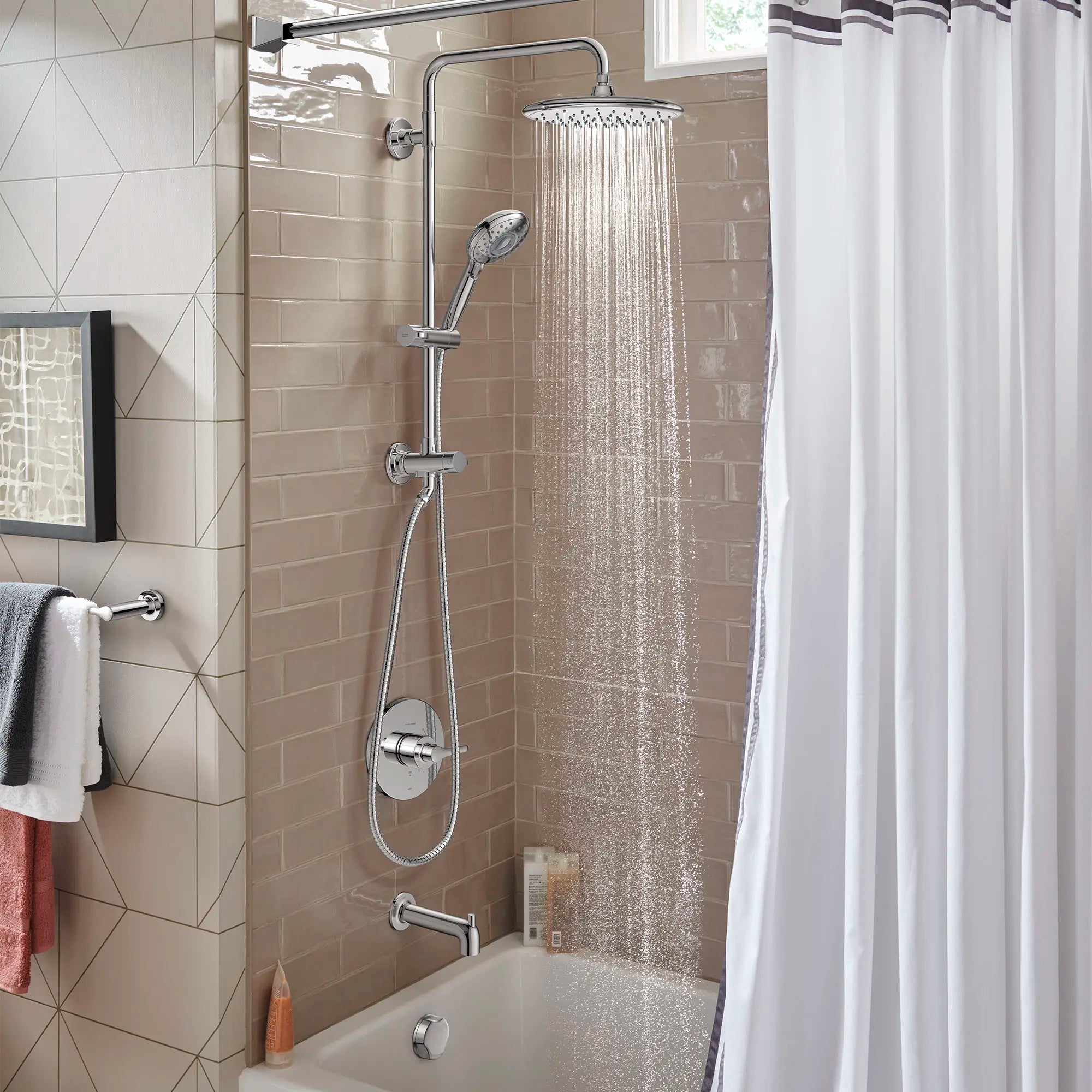 Spectra® Versa® - système de douche de 24 po à 4 fonctions, 1,8 gpm/6,8 L/min avec pomme de douche à effet de pluie // CHROME POLI // 199715_SpectraVersa_EnvironmentCloseUp_1029070000_0002_Jul2023_CDNwebp.webp