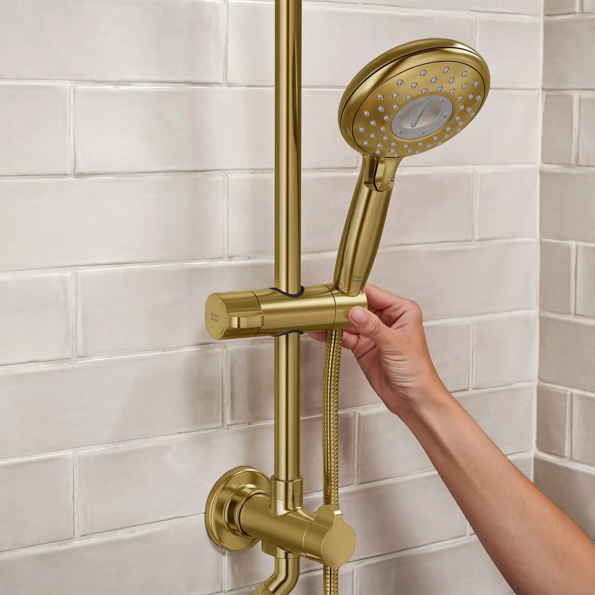 Spectra® Versa® - système de douche de 24 po à 4 fonctions, 1,8 gpm/6,8 L/min avec pomme de douche à effet de pluie // AUBE FRAÎCHE BROSSÉ // 199775_Spectra_Lifestyle_102907GN0_0001_Aug2023_CDNwebp.webp