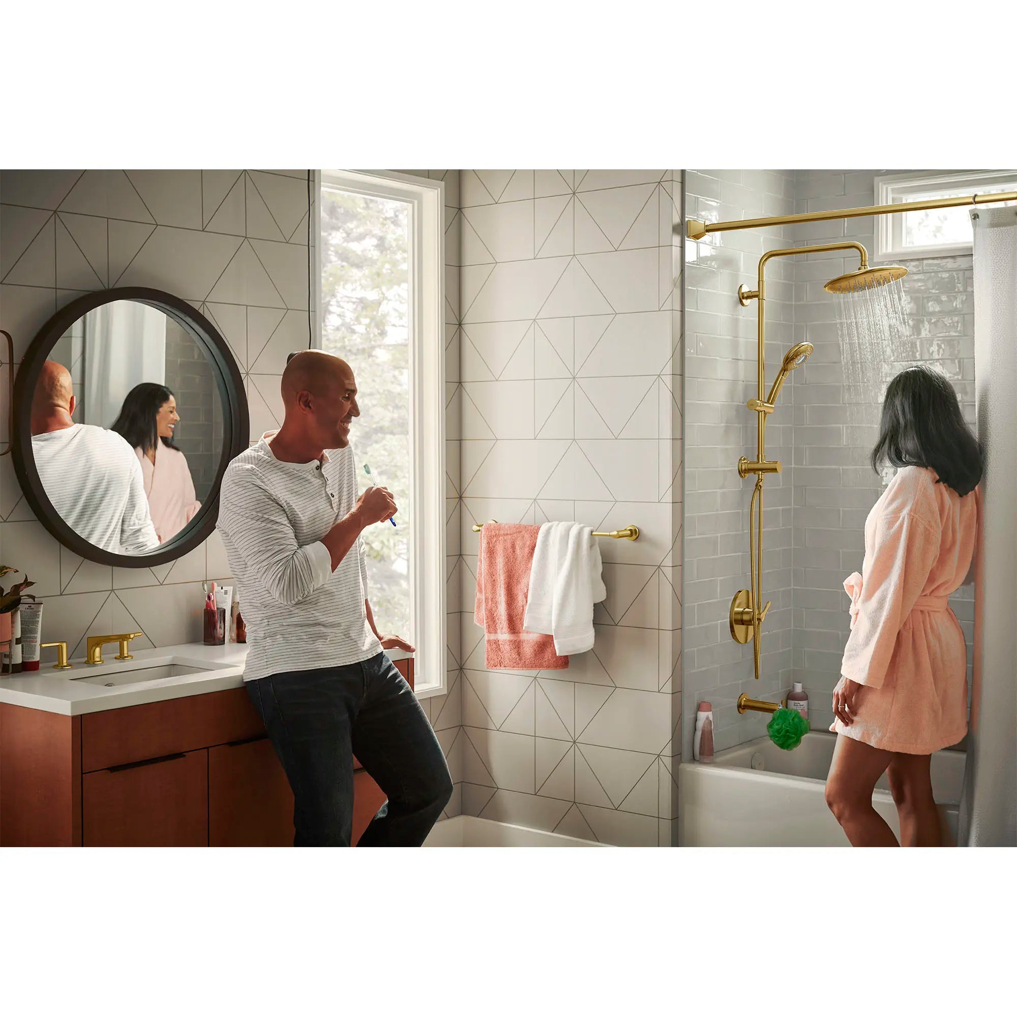 Spectra® Versa® - système de douche de 24 po à 4 fonctions, 1,8 gpm/6,8 L/min avec pomme de douche à effet de pluie // AUBE FRAÎCHE BROSSÉ // 199777_Spectra_Lifestyle_102907GN0_7105857.GN0_0001_Aug2023_CDNwebp.webp