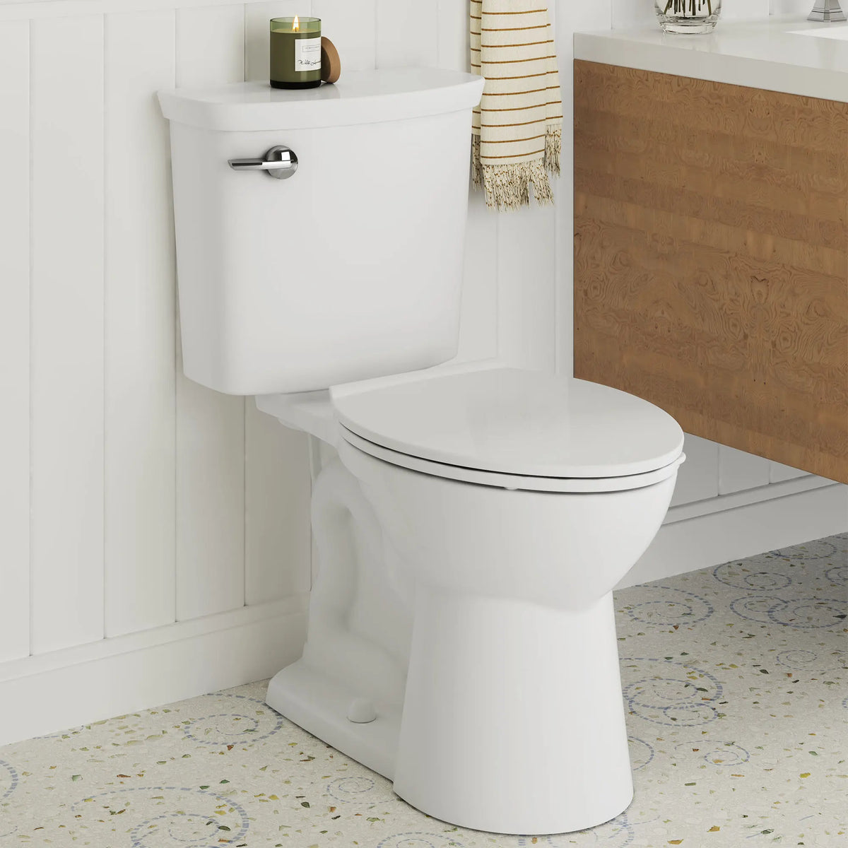 Siège pour toilette allongée VorMax® avec rebord CleanCurve®, style contemporain, à fermeture lente et détachement facile // BLANC // 223973_B-4385A114020_CDNwebp.webp