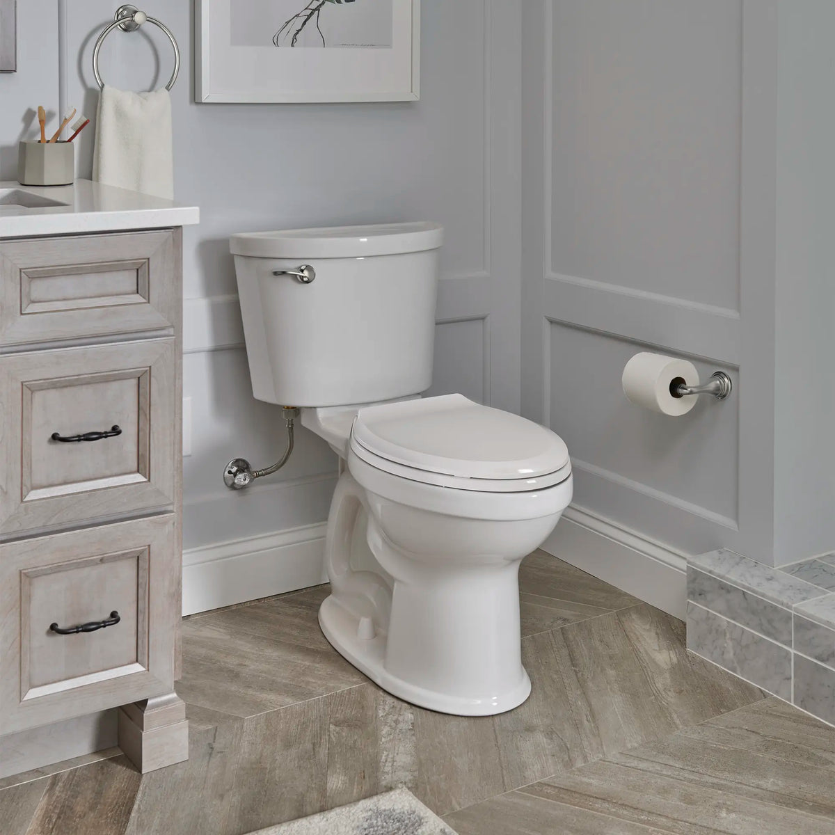 Toilette Champion® PRO, 2 pièces, 1,28 gpc/4,8 lpc, à cuvette allongée à hauteur de chaise, sans siège // BLANC // 231802_ChampionPro_EnvironmentCloseUp_211AA104.020_0001_Oct2023_CDNwebp.webp