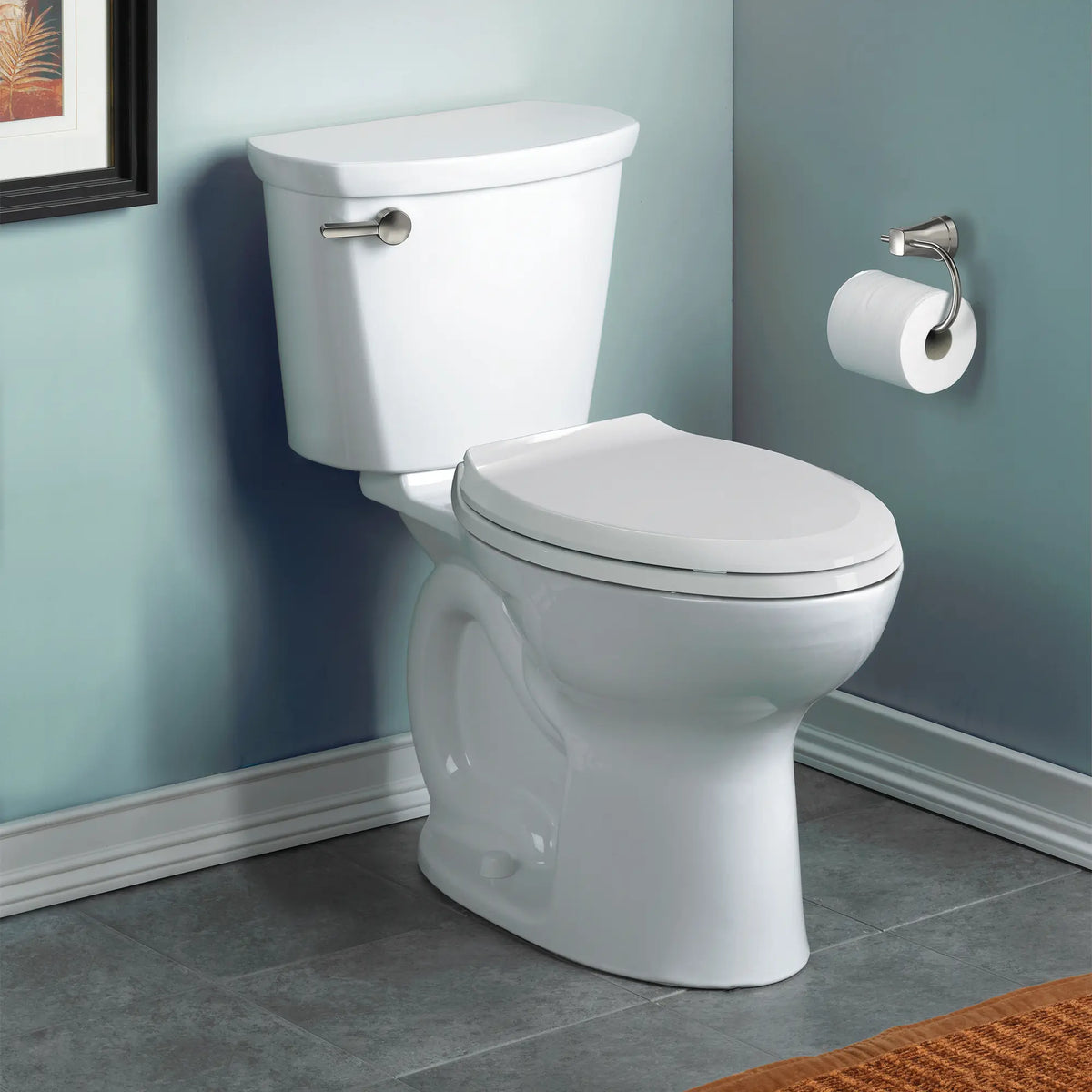 Toilette Cadet® PRO, 2 pièces, 1,28 gpc/4,8 lpc, à cuvette allongée à hauteur de chaise, sans siège // BLANC // 231809_CadetPro_EnvironmentCloseUp_215AA104.020_7381231-200.2950A_0001_Oct2023_CDNwebp.webp