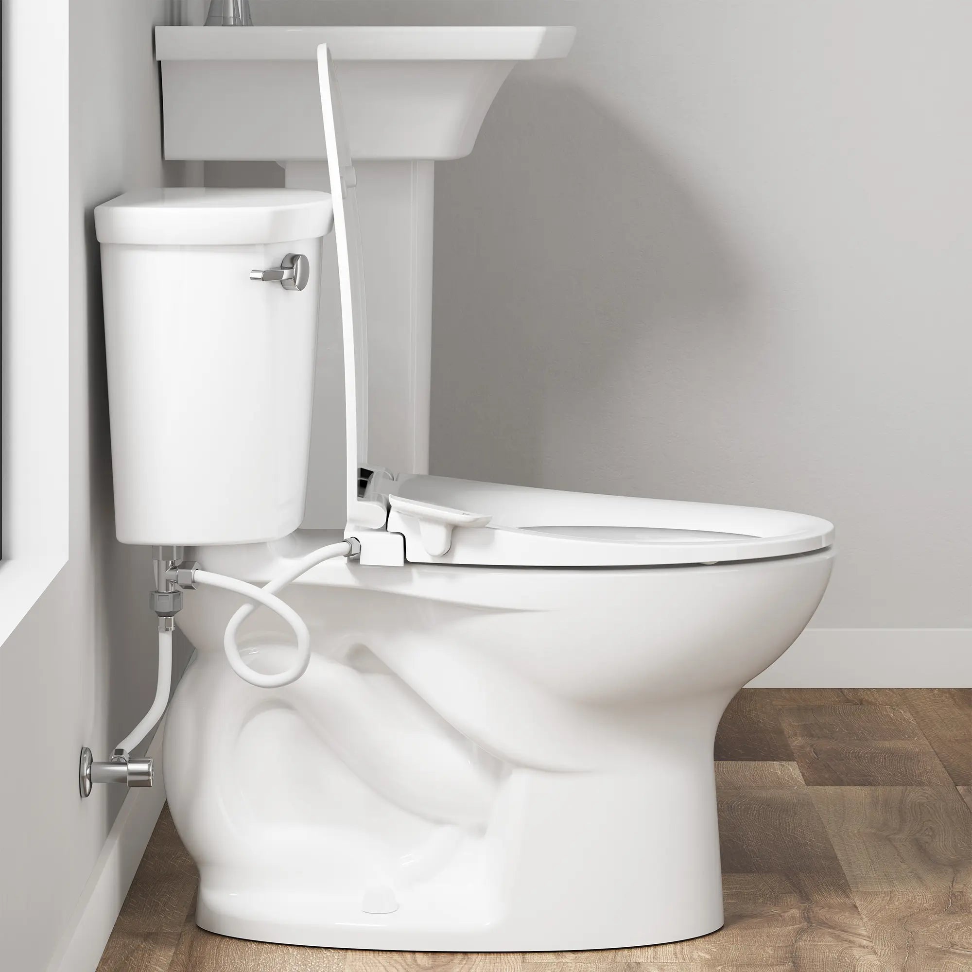 AquaWash® Essentials - siège de bidet SpaLet® non électrique avec commande manuelle // BLANC // 231836_AquaWashEssentials_EnvironmentCloseUp_8043A60G.020_0005_Nov2023_CDNwebp.webp