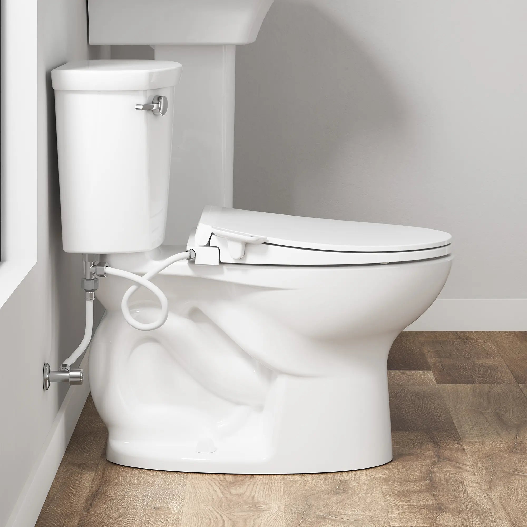 AquaWash® Essentials - siège de bidet SpaLet® non électrique avec commande manuelle // BLANC // 231842_AquaWashEssentials_EnvironmentCloseUp_8043A60G.020_0004_Nov2023_CDNwebp.webp