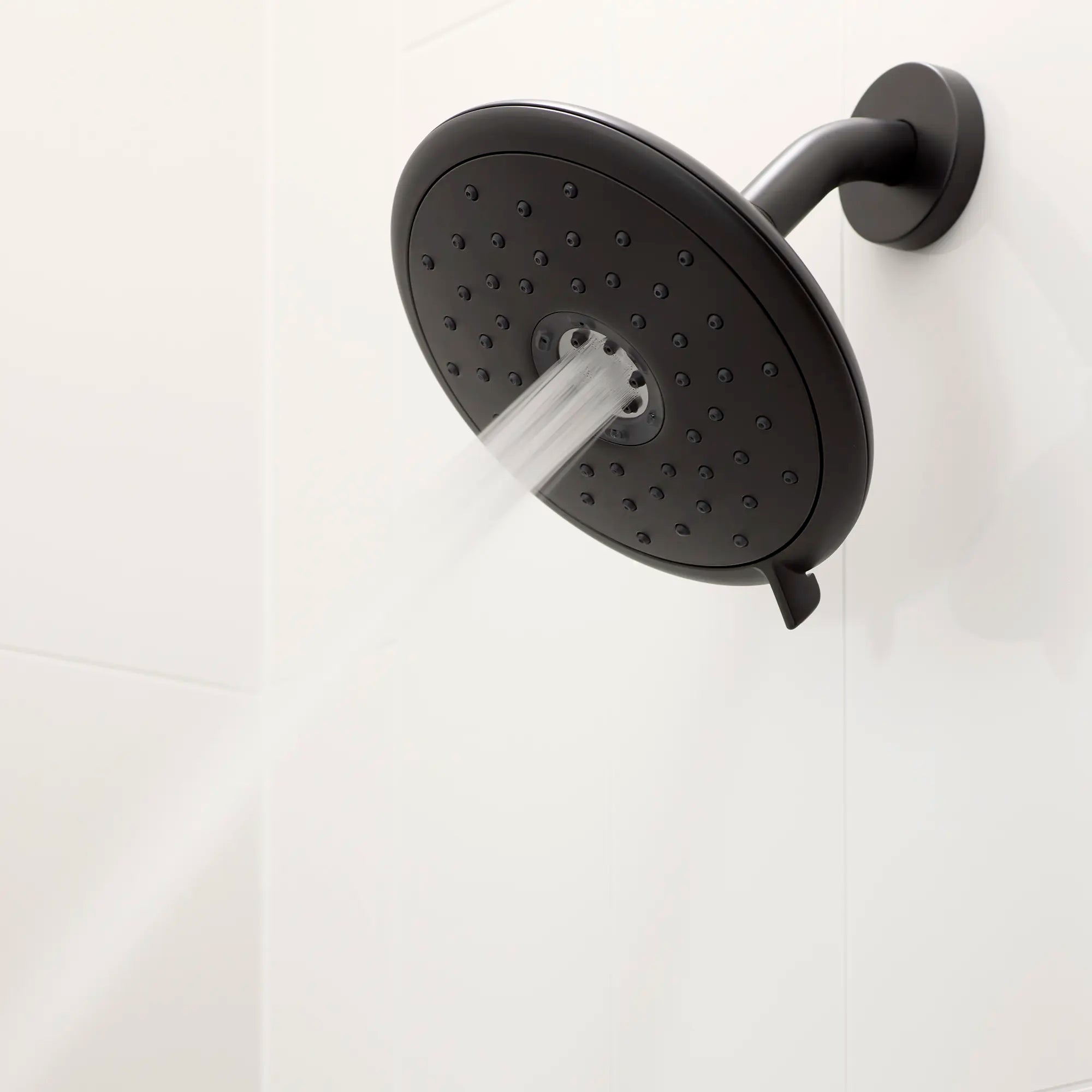 Aspirations - garniture pour douche, 1,8 gpm/6,8 L/min, avec pomme de douche à économie d'eau et double cartouche céramique à pression équilibrée, avec poignée à levier // SHOWER / NOIR MAT // 231940_Aspirations_EnvironmentCloseUp_TU061507.243_0003_Nov2023_CDNwebp.webp