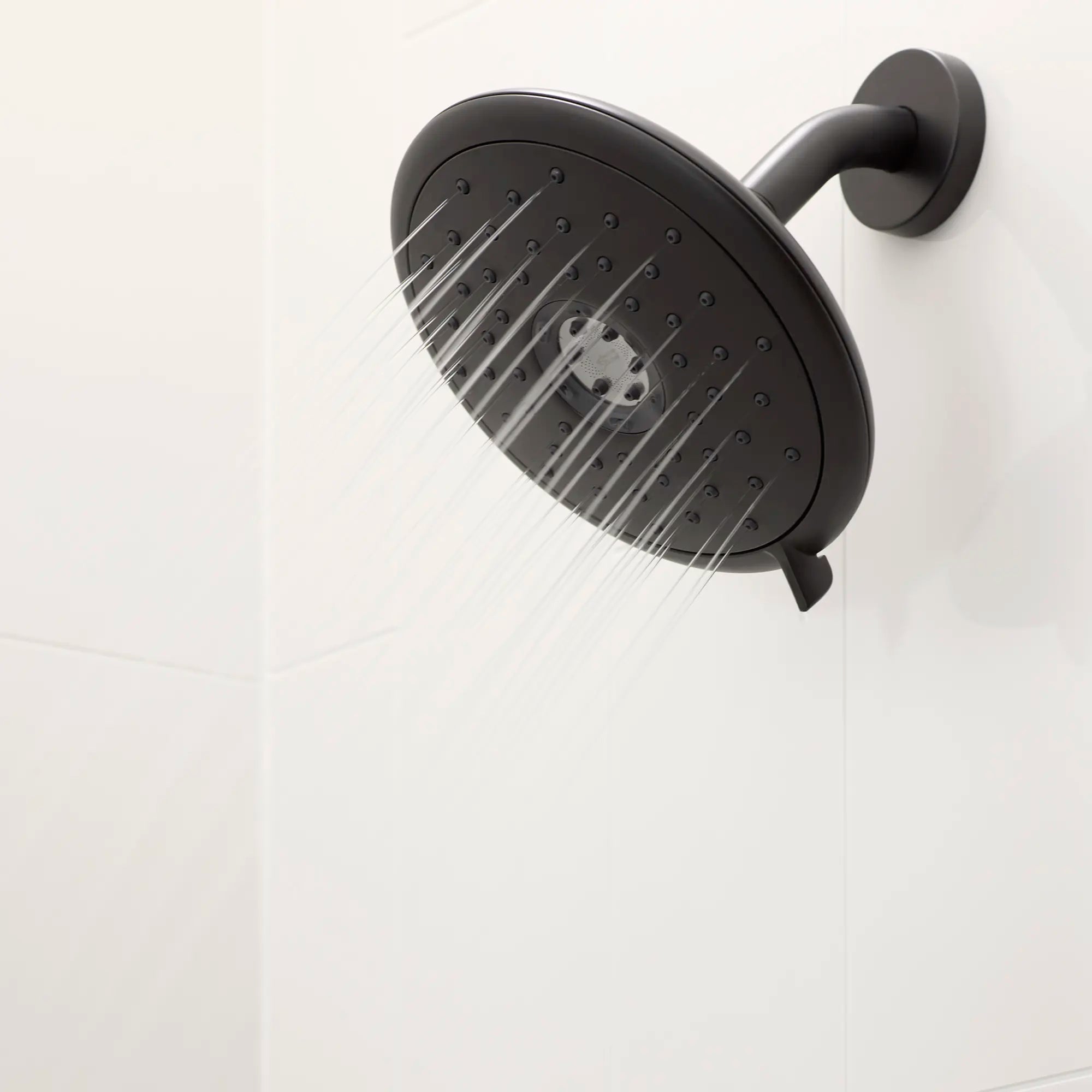 Aspirations - garniture pour douche, 1,8 gpm/6,8 L/min, avec pomme de douche à économie d'eau et double cartouche céramique à pression équilibrée, avec poignée à levier // SHOWER / NOIR MAT // 231942_Aspirations_EnvironmentCloseUp_TU061507.243_0002_Nov2023_CDNwebp.webp
