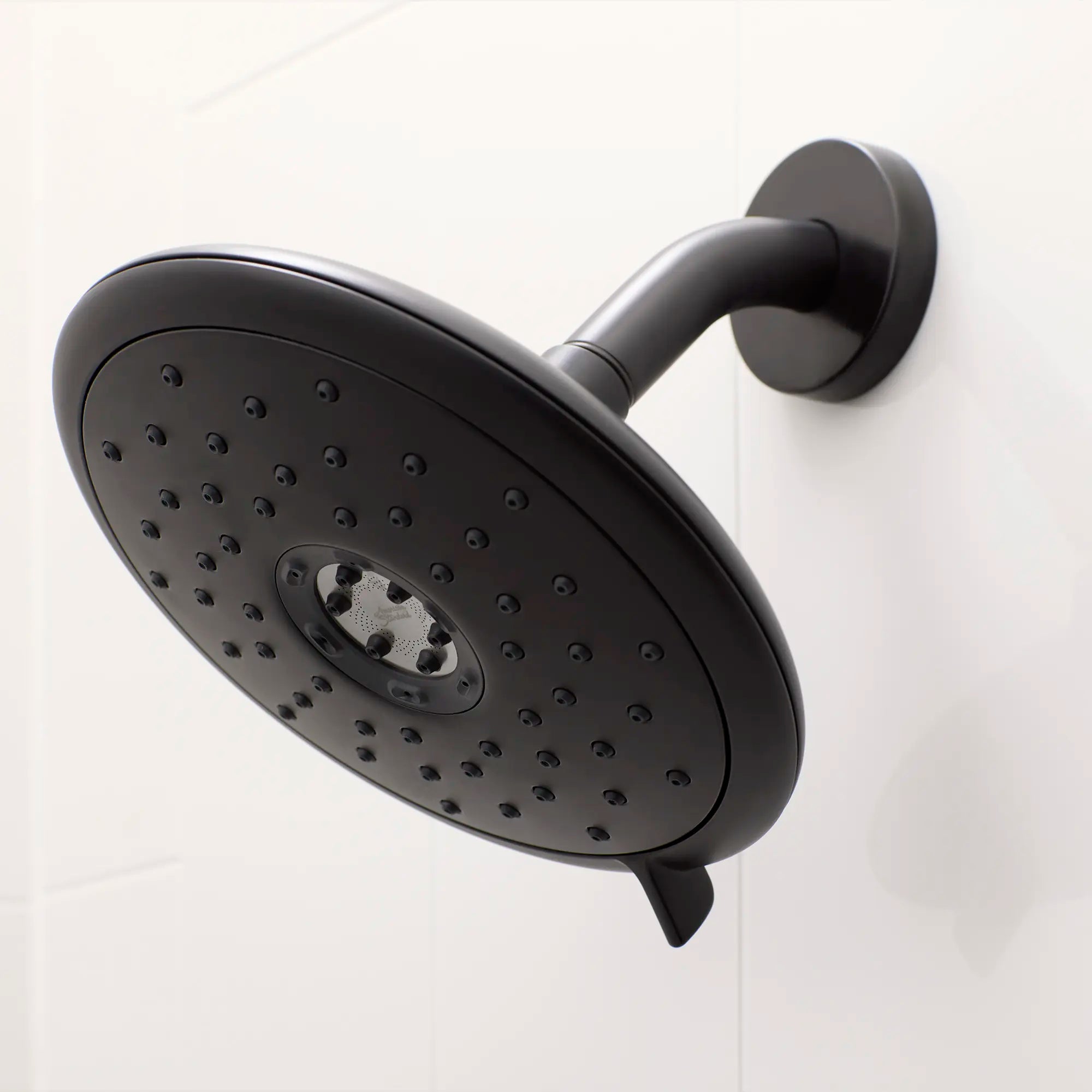 Aspirations - garniture pour douche, 1,8 gpm/6,8 L/min, avec pomme de douche à économie d'eau et double cartouche céramique à pression équilibrée, avec poignée à levier // SHOWER / NOIR MAT // 231944_Aspirations_EnvironmentCloseUp_TU061507.243_0001_Nov2023_CDNwebp.webp