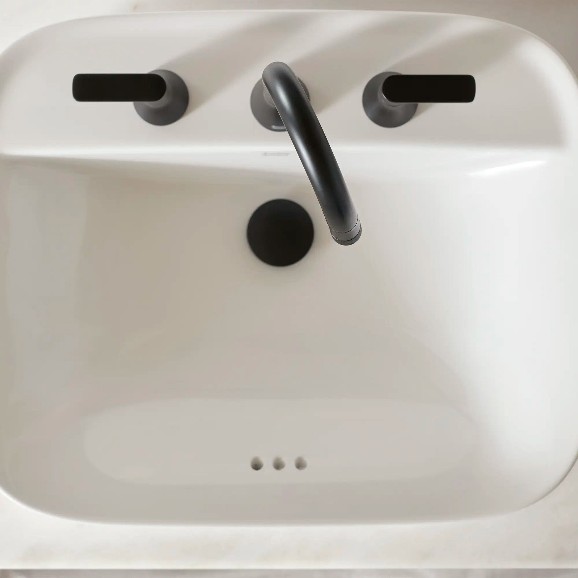 Aspirations - lavabo sur plan avec centres de 8 pouces // BLANC // 231946_Aspirations_EnvironmentCloseUp_7061821.243_1642008.020_0002_Nov2023_CDNwebp.webp