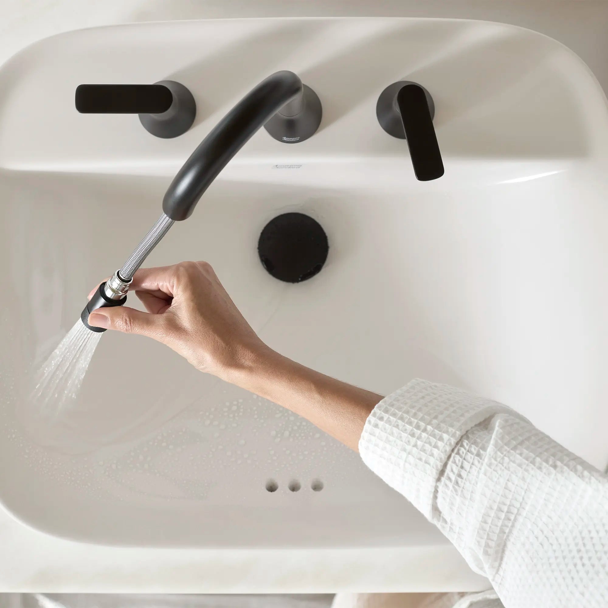 Aspirations - lavabo sur plan avec centres de 8 pouces // BLANC // 231948_Aspirations_Lifestyle_7061821.243_1642008.020_0002_Nov2023_CDNwebp.webp