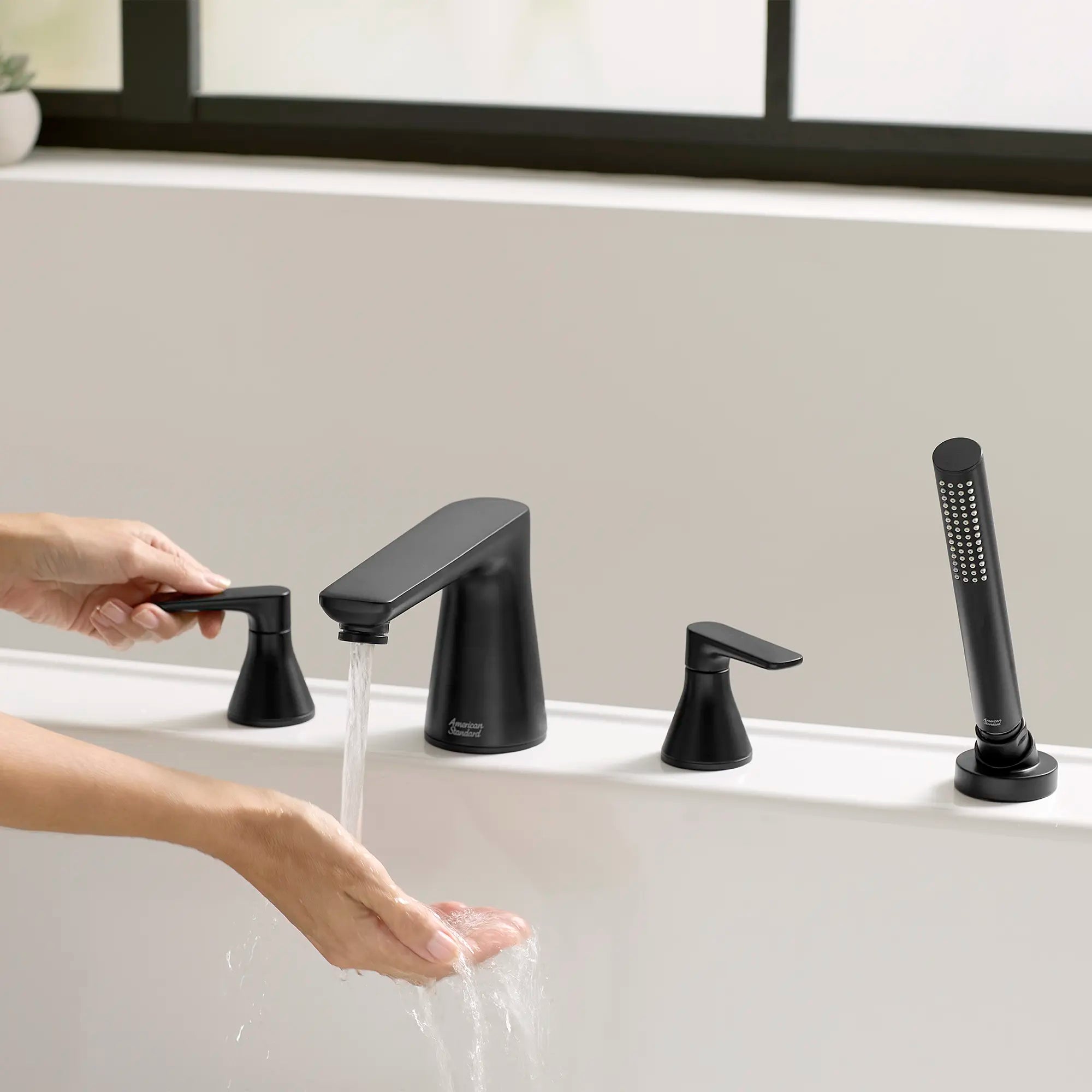 Aspirations - robinet de baignoire romaine 4 trous, montage sur tablier, 2 poignées à levier et douchette personnelle // NOIR MAT // 231953_Aspirations_Lifestyle_T061901.243_0001_Nov2023_CDNwebp.webp