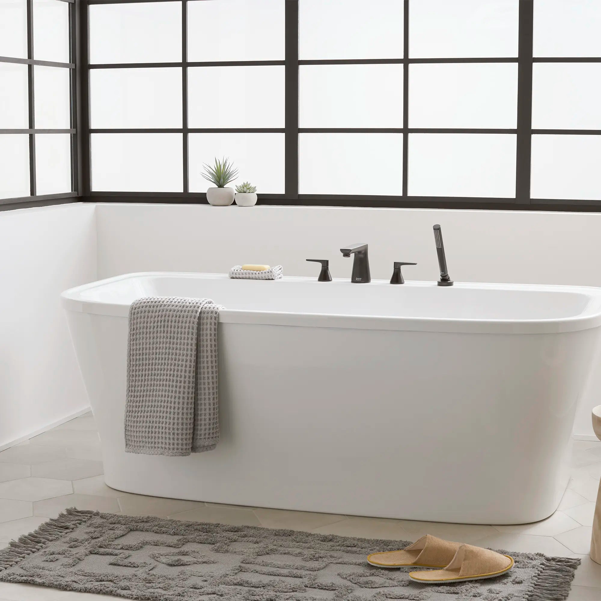 Aspirations - baignoire autoportante 68 x 34 pouces avec drain et trop-plein blancs // BLANC // 231955_Aspirations_EnvironmentCloseUp_2677004.020_T061901.243_0001_Nov2023_CDNwebp.webp